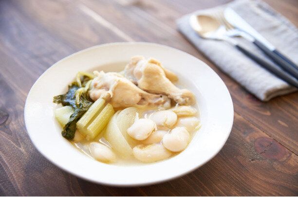 香味野菜で旨みたっぷり、白いんげん豆と鶏のスープ