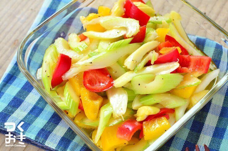 切って和えるだけ。セロリとパプリカのマリネ