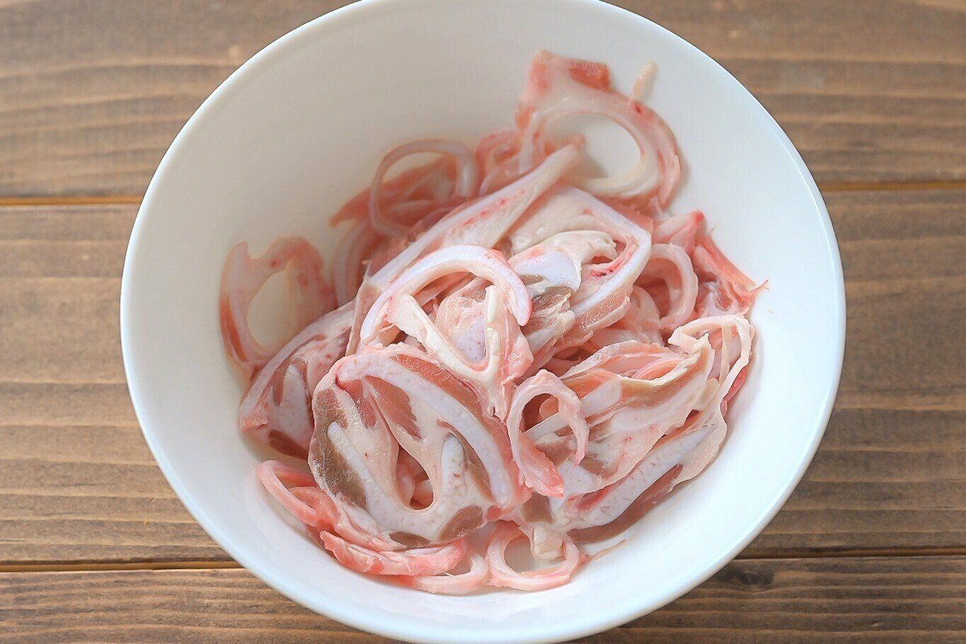 皿に入った「国産豚ナンコツスライス」