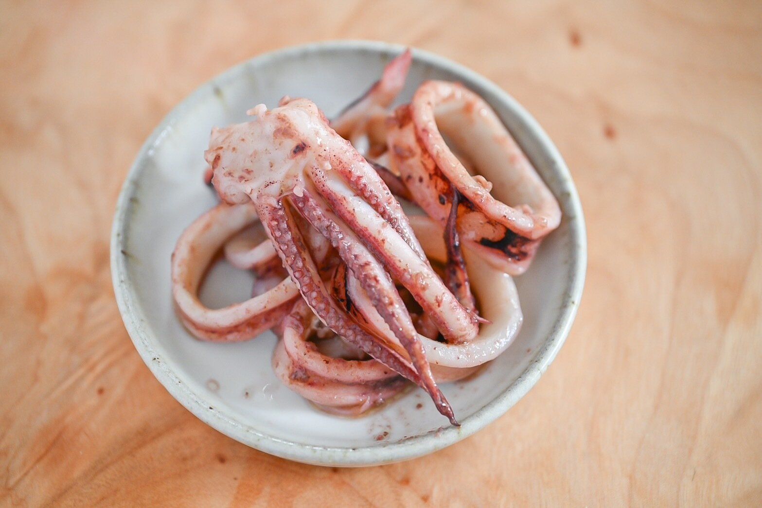 皿にのったいかのアンチョビ炒め