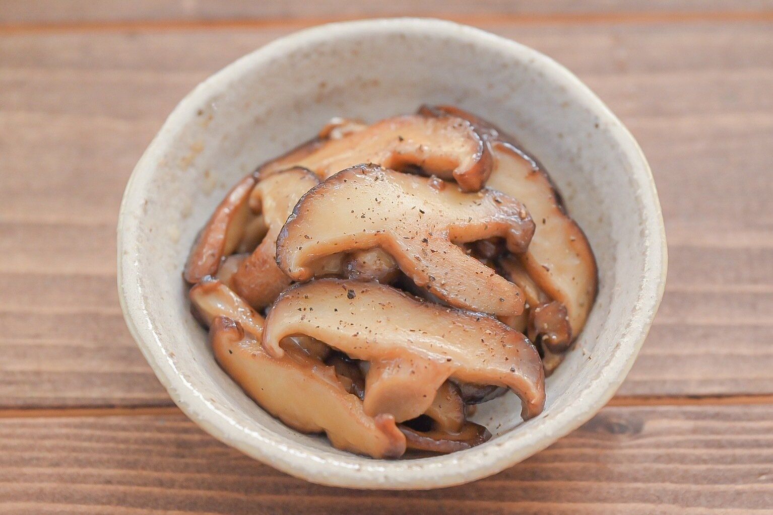 皿に入ったしいたけのバターめんつゆ炒め