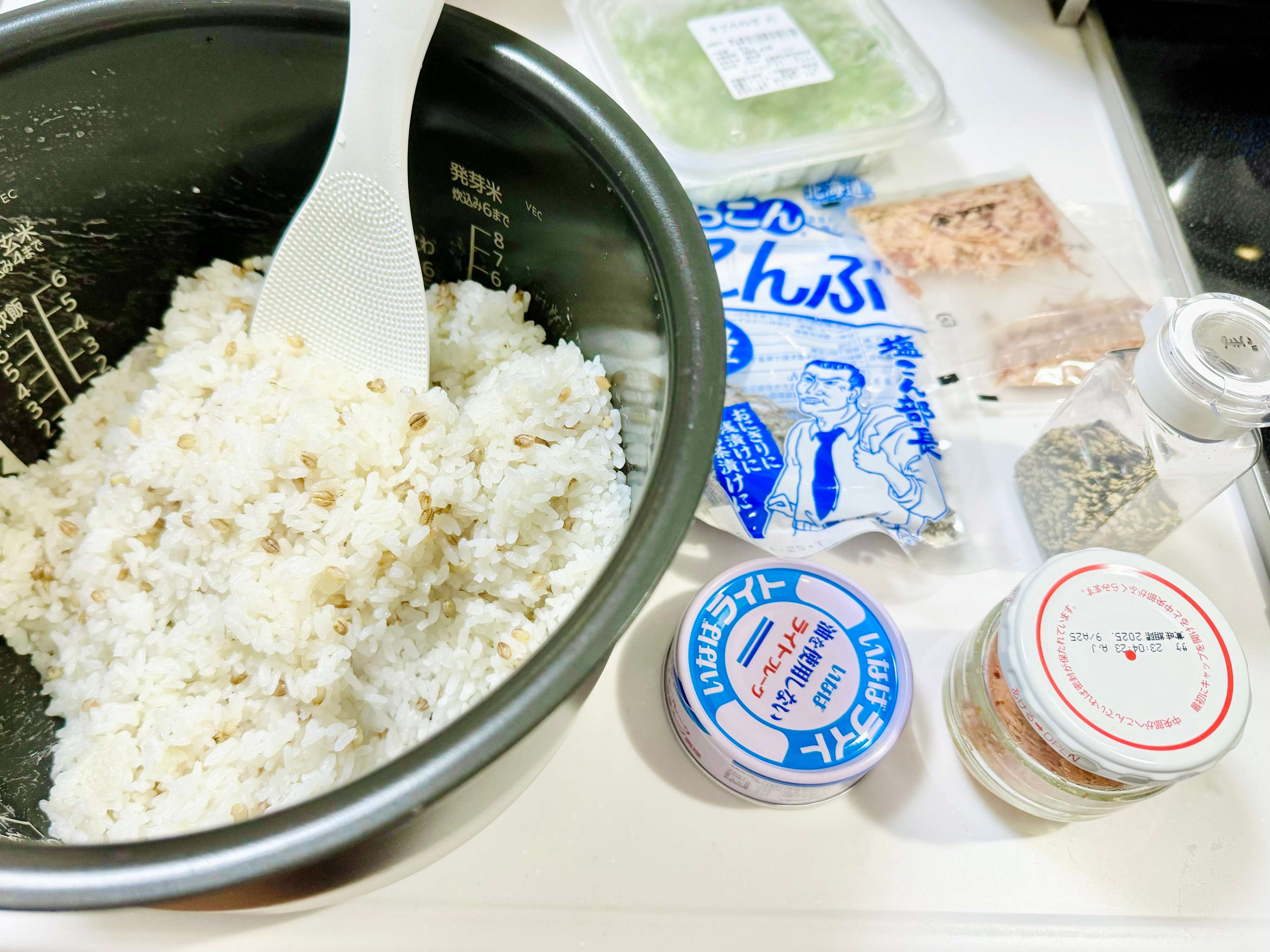 夜に朝食用のおにぎりをにぎっておく