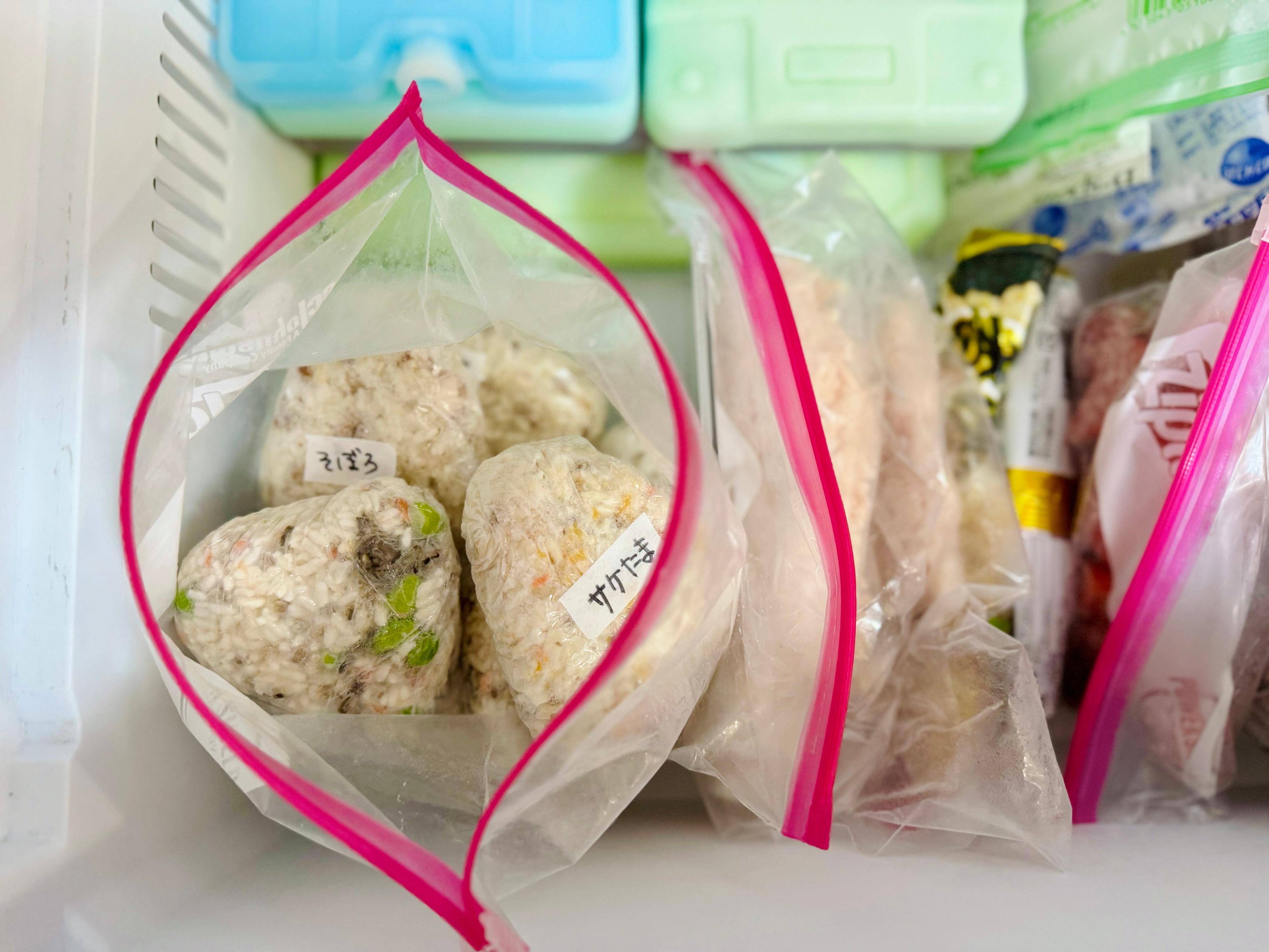 冷凍庫に具だくさんおにぎりをストック