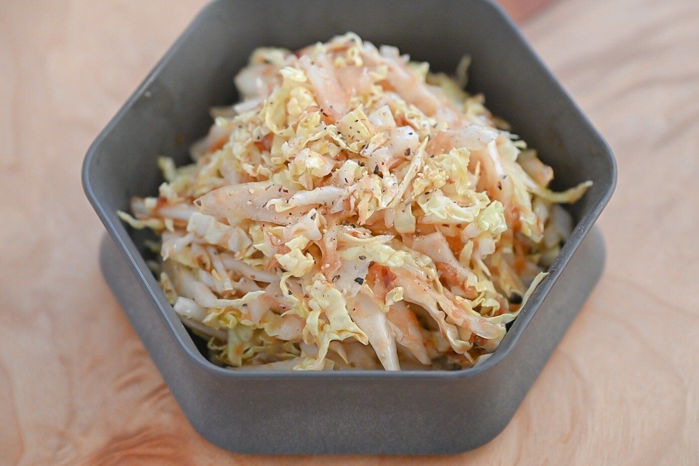 グレーの皿に盛られた白菜のおかかサラダ