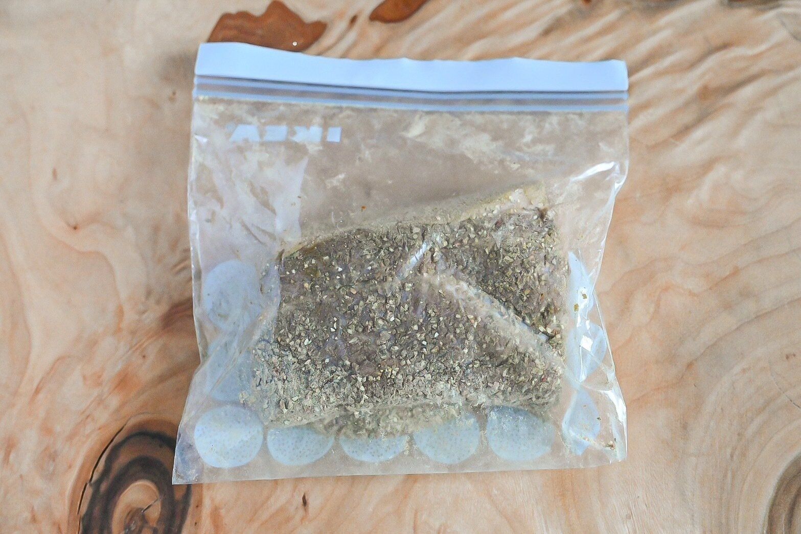 袋に入ったシーズニングをまぶした豚肉