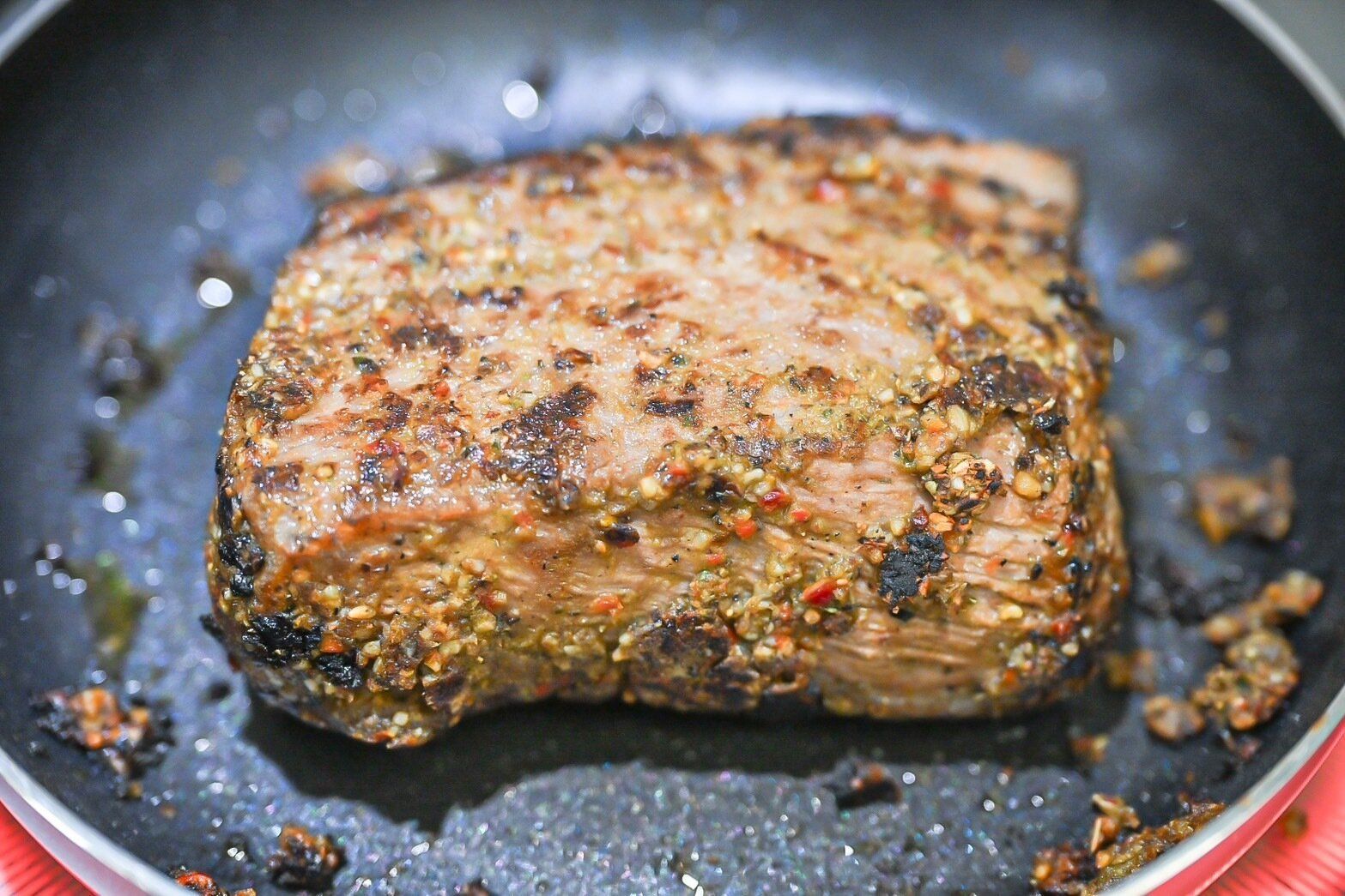 フライパンに入った焼き色をつけた豚肉