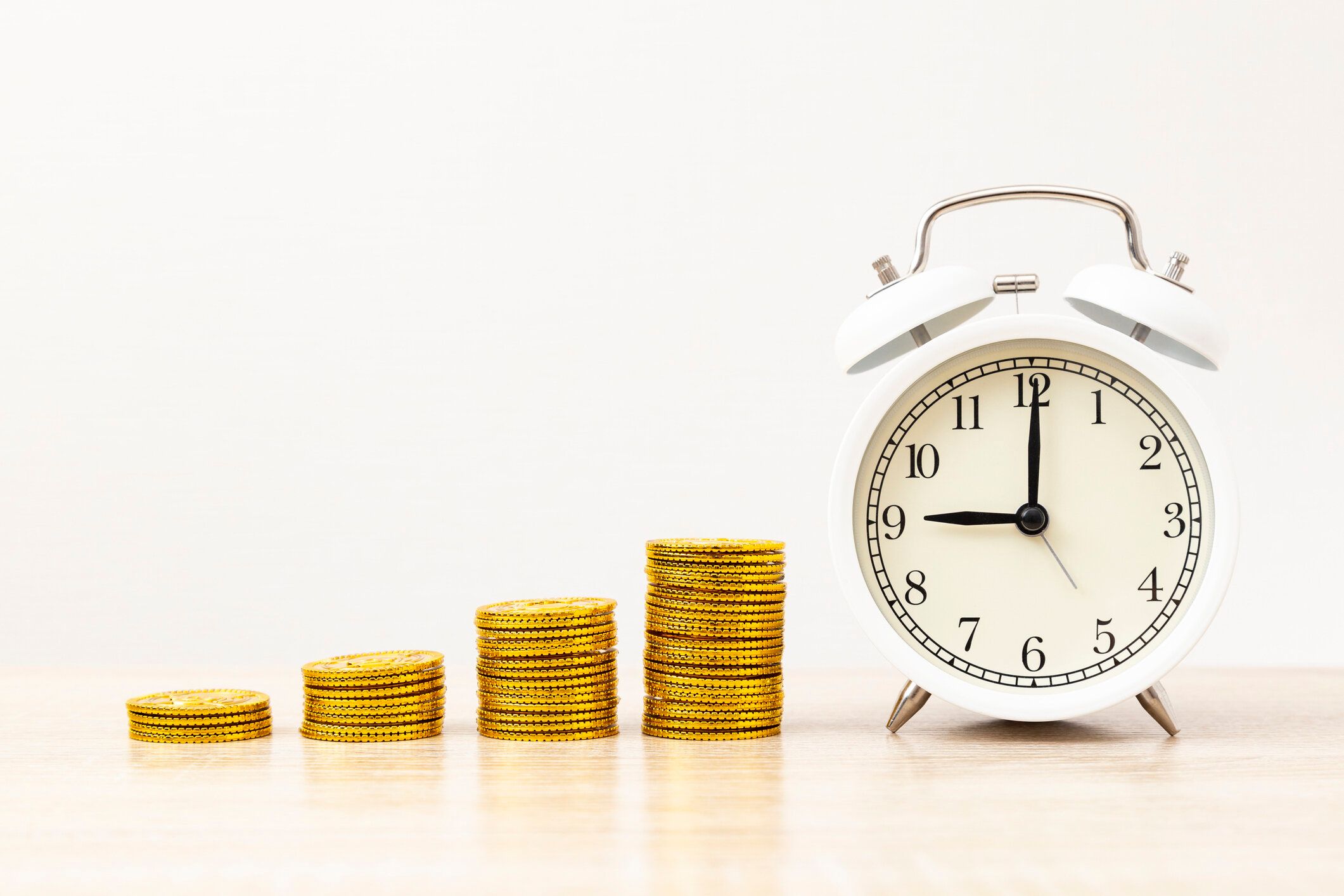 目覚まし時計とおもちゃの金貨