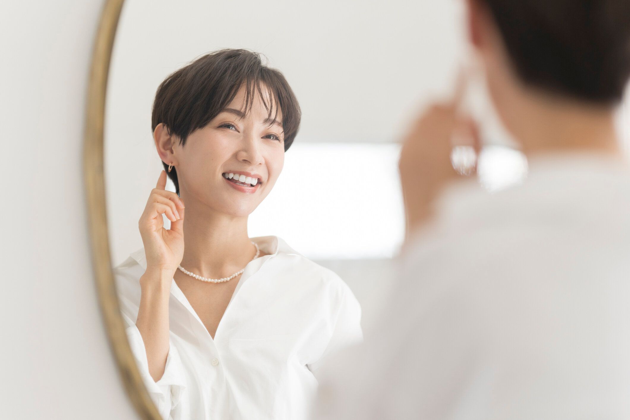 服を着た日本人女性の生活シーン。