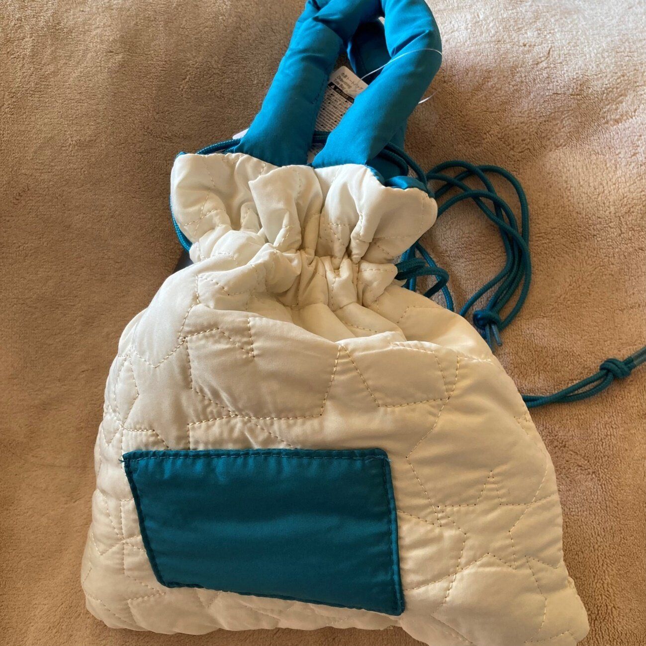 店内でも一際目を惹くデザインのアイテム、手にとって納得！ダイソー秋冬バッグが発売中