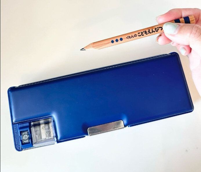 【ダイソー】三角えんぴつがピッタリすぎる!両開き筆箱