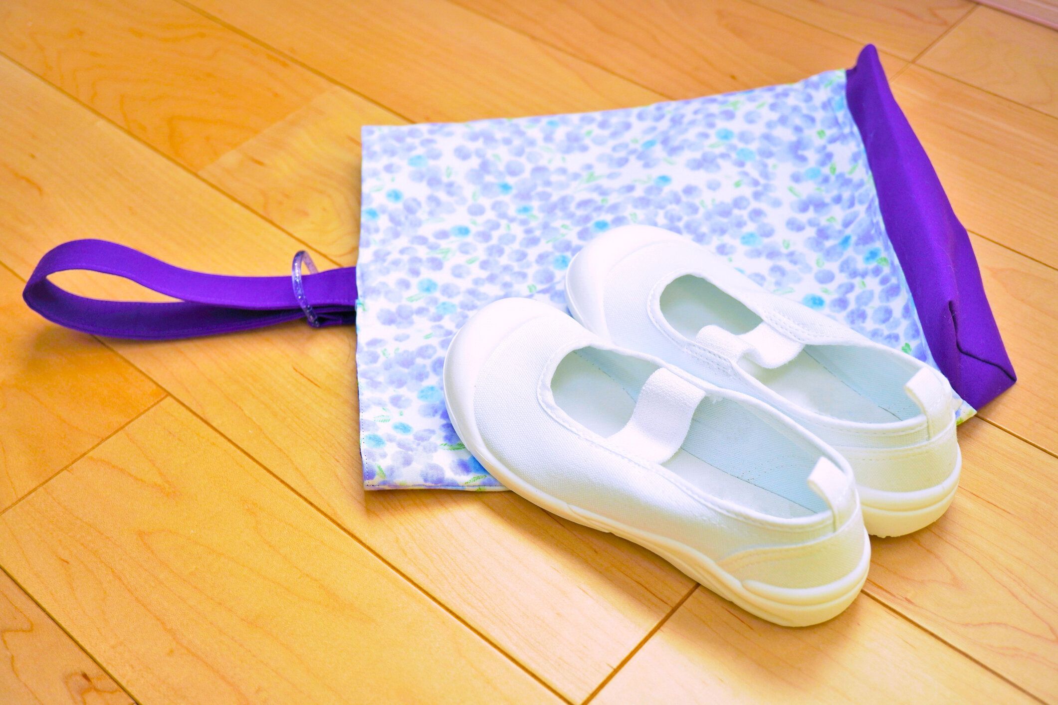 紫色の手作りミモザの花柄の靴ホルダーとフローリングの新しいスリッパ