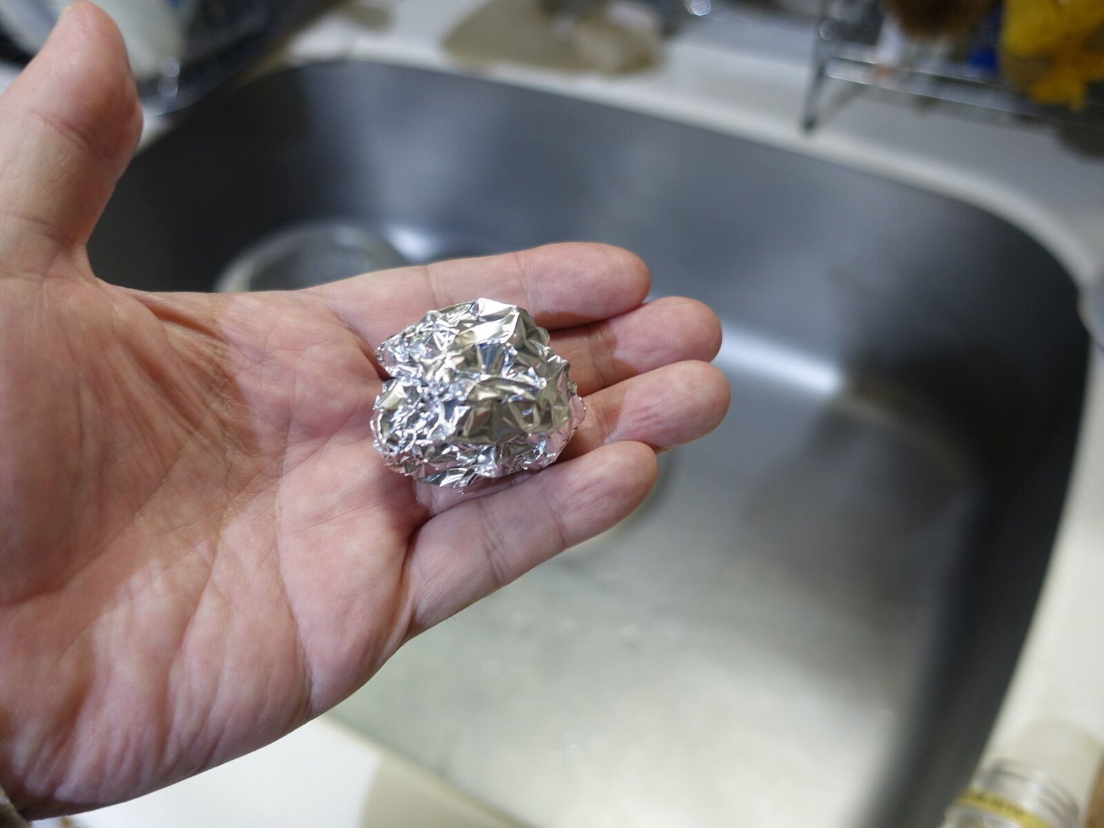 アルミホイルが水回りの悩みを解決!?掃除のプロも活用している?じつは掃除に使える意外なグッズ5選