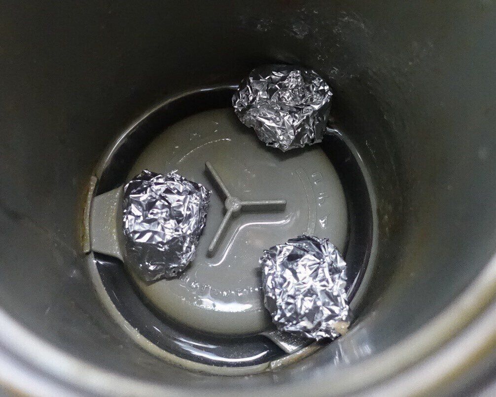 2.アルミホイルで排水溝のぬめり取り