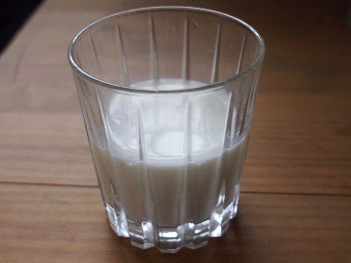 3.賞味期限の切れた牛乳で掃除