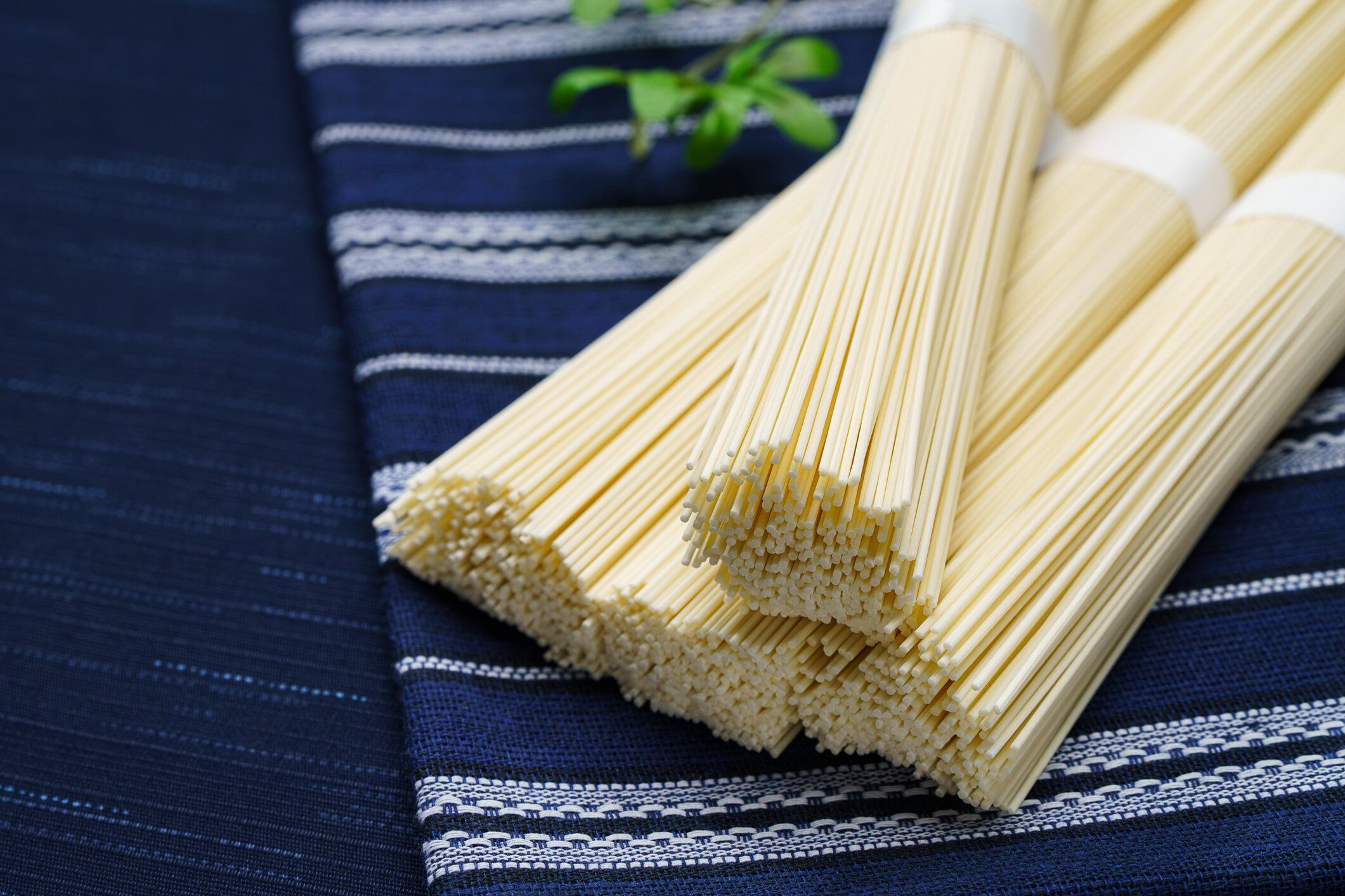 日本の冷麺「サメン」(非常に薄い麺)