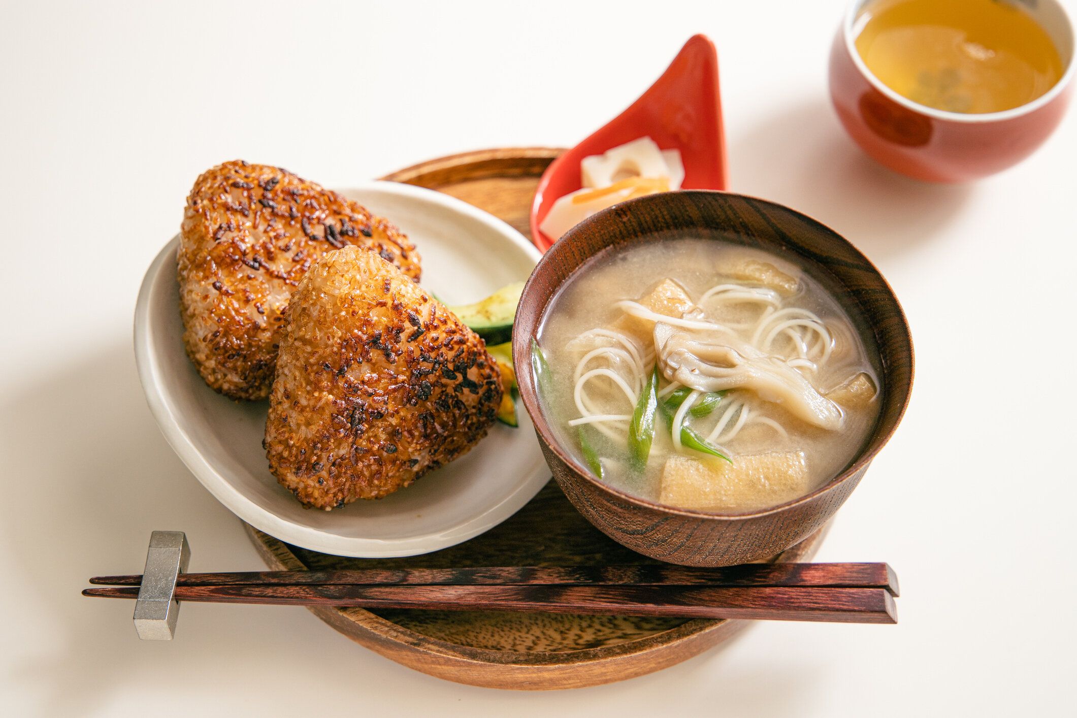 「焼きおにぎり」と「にゅうめん」(そうめんの味噌汁)とレンコンの漬物。