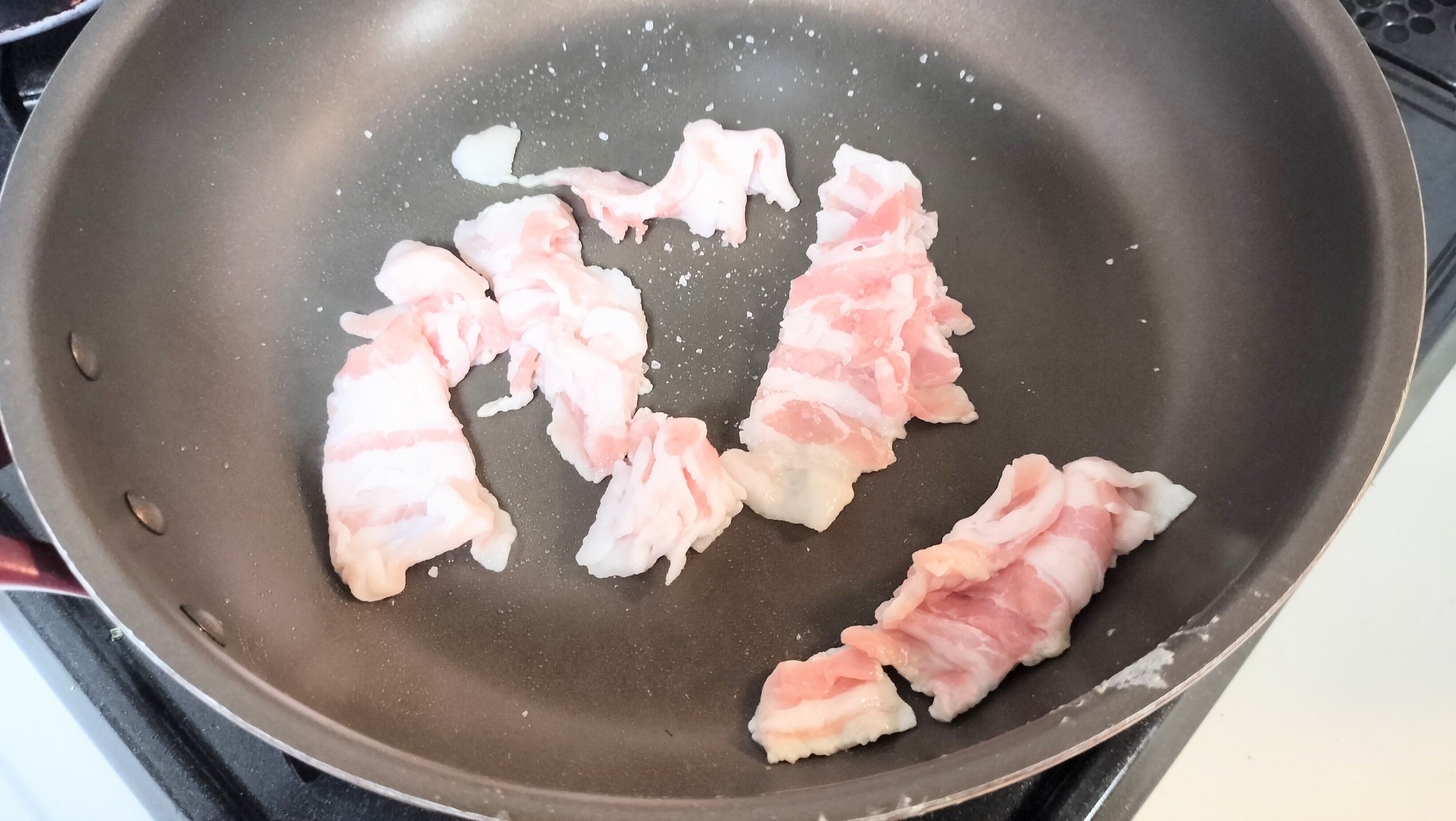 豚肉をフライパンで炒める