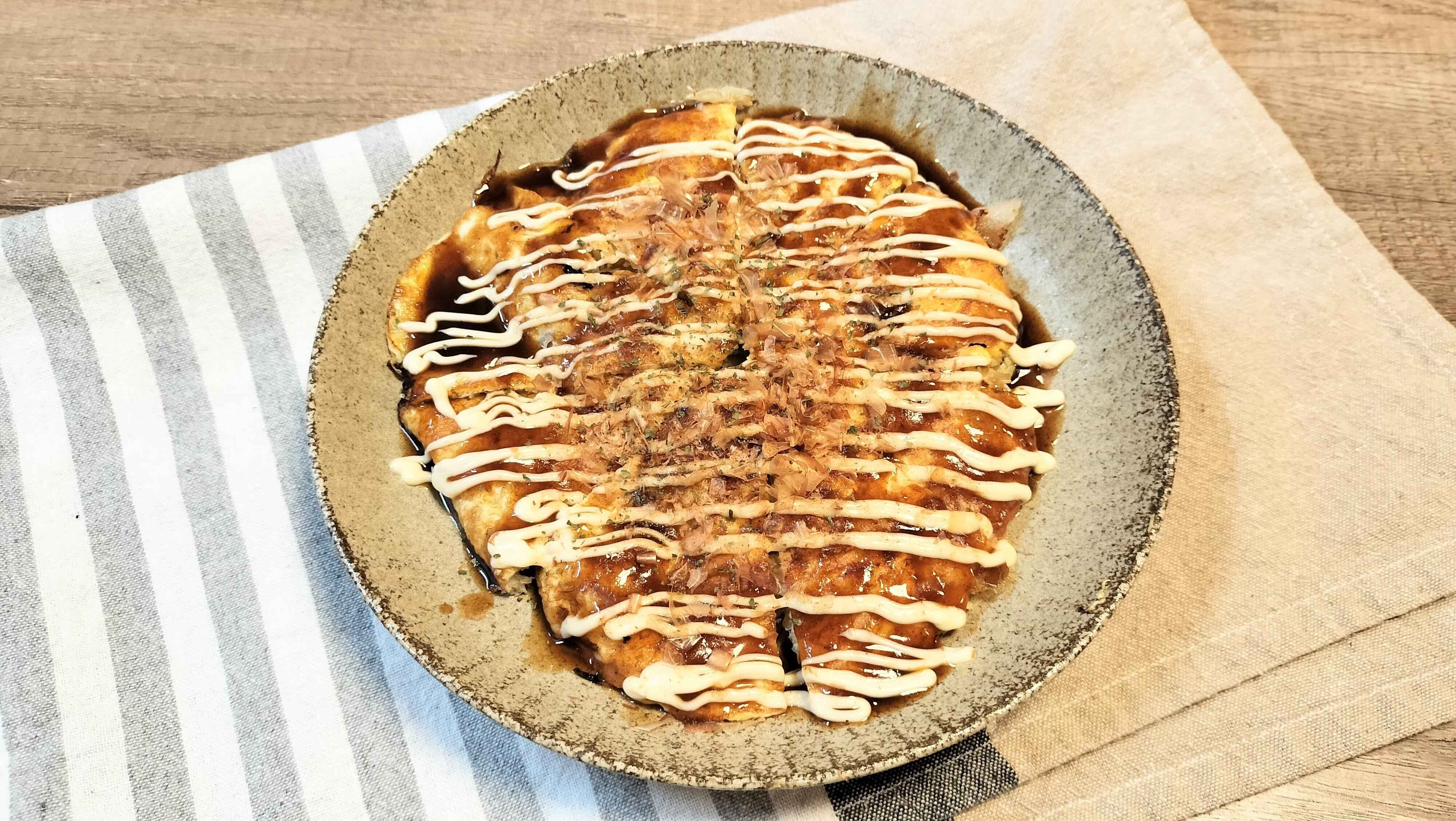 ソースとマヨネーズ、鰹節で仕上げる