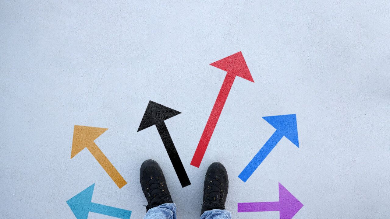 足元からたくさんの矢印が出ている写真