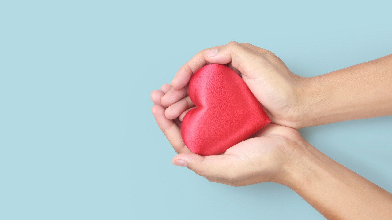 ハートを包み込む手
