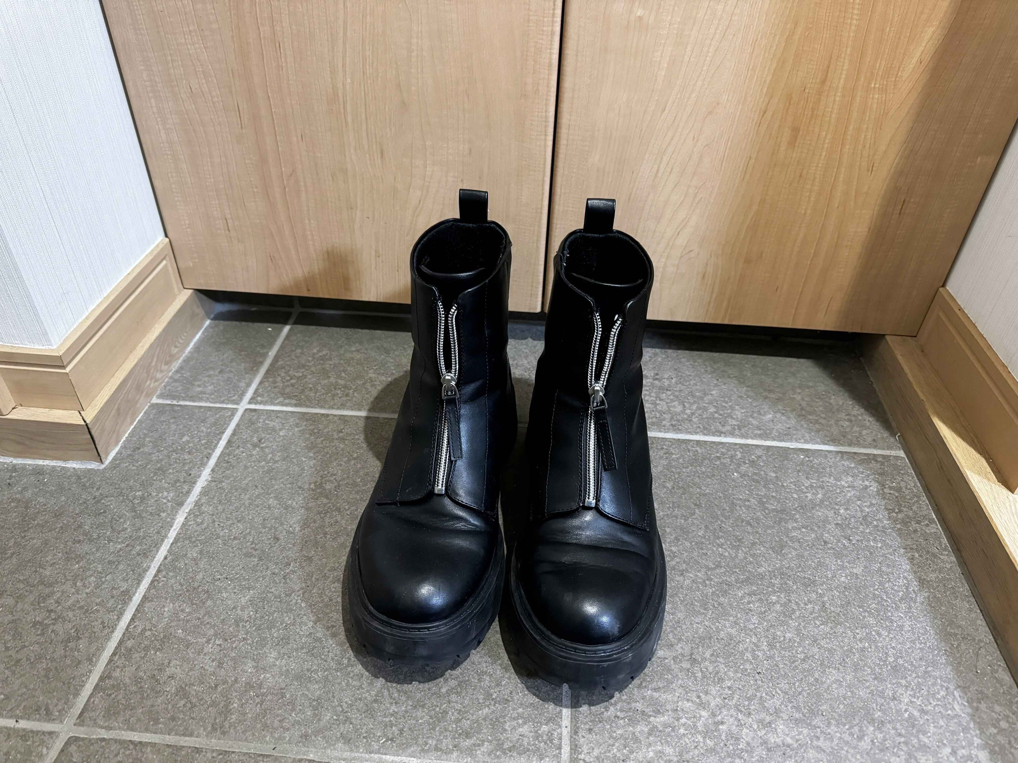 3．GUの「フロントジップブーツ+E」