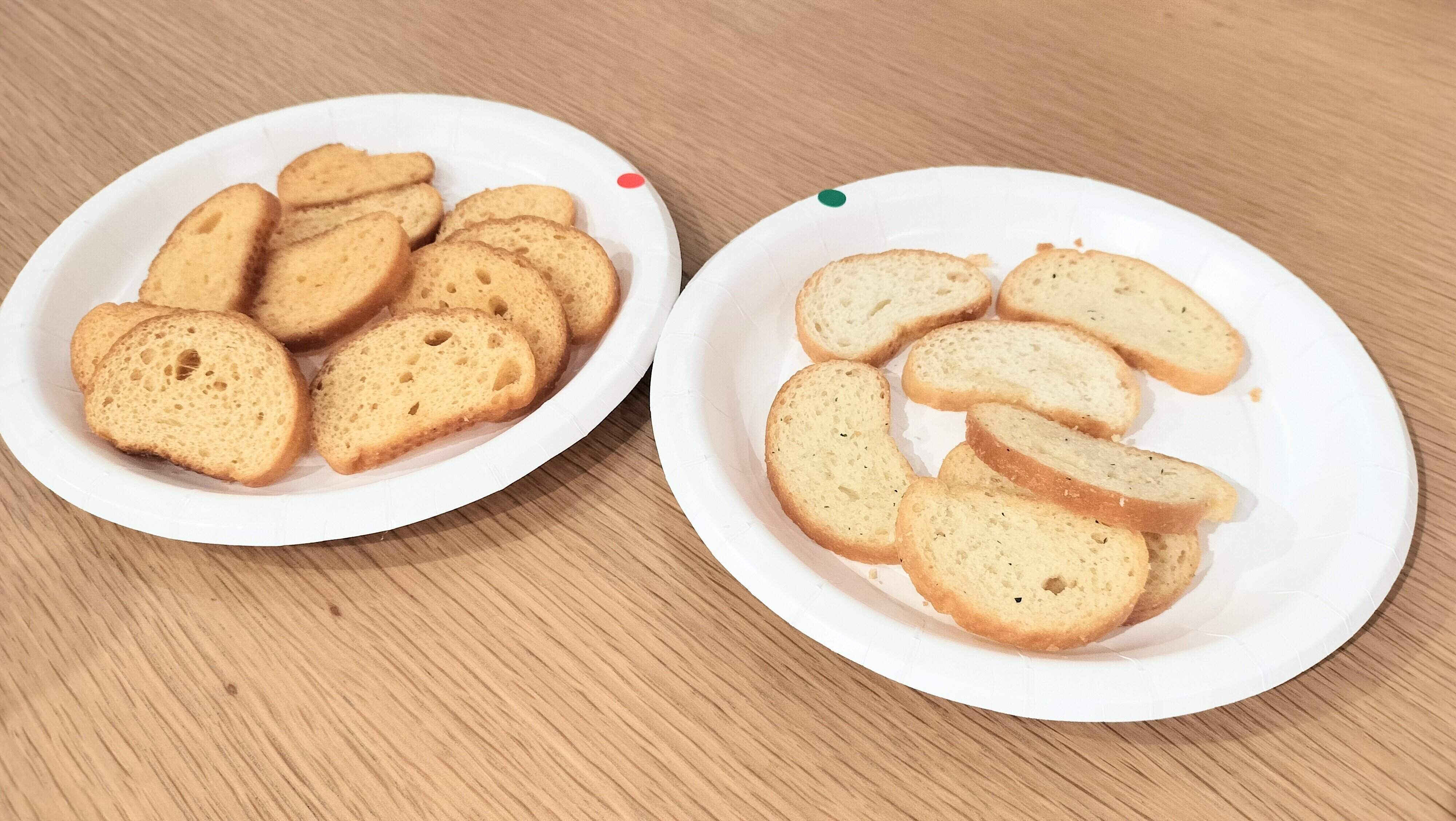 左が海老のアヒージョ味、右がガーリック&ハーブクリームチーズ味