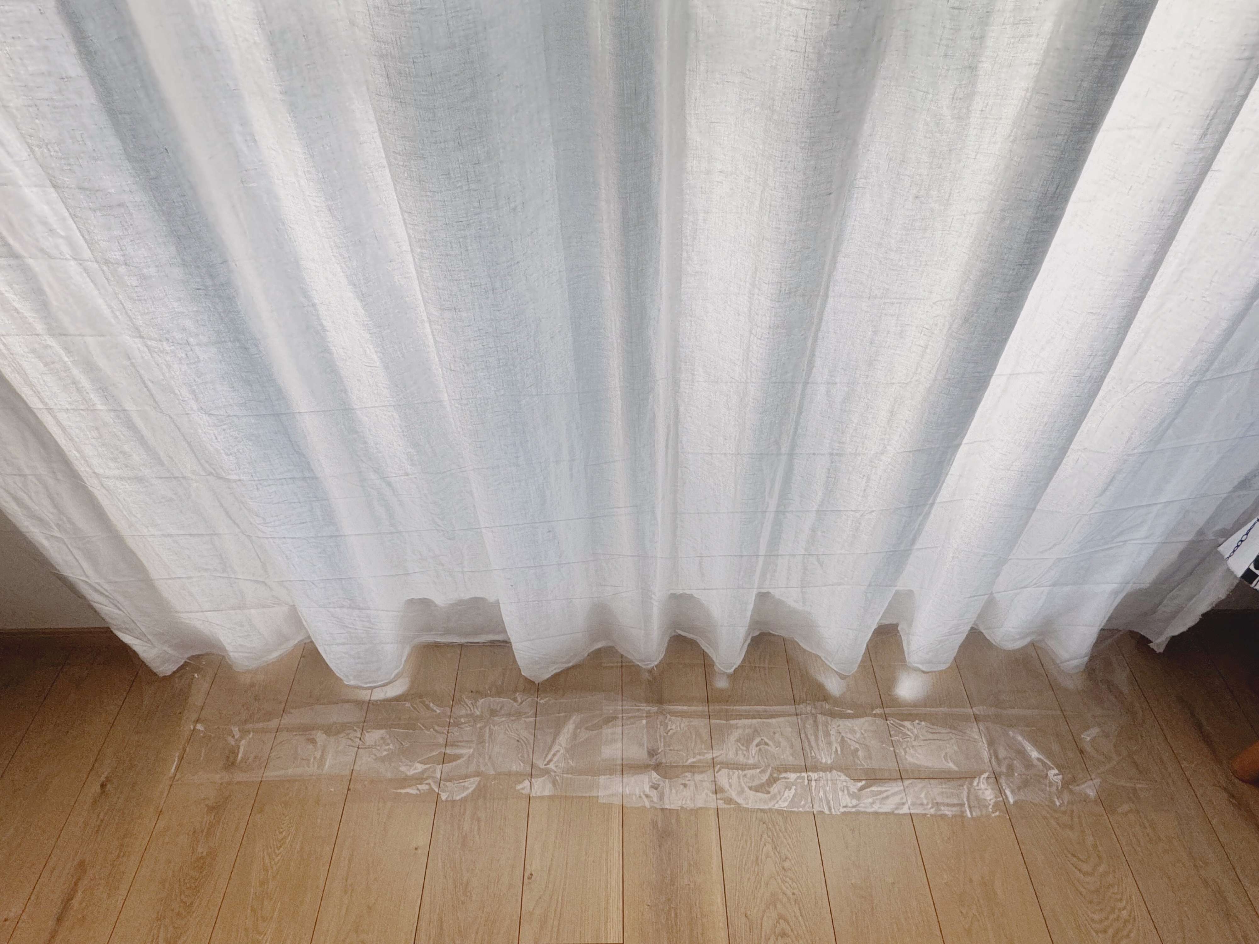 3．冷気シャットアウトのカーテンを取り付ける