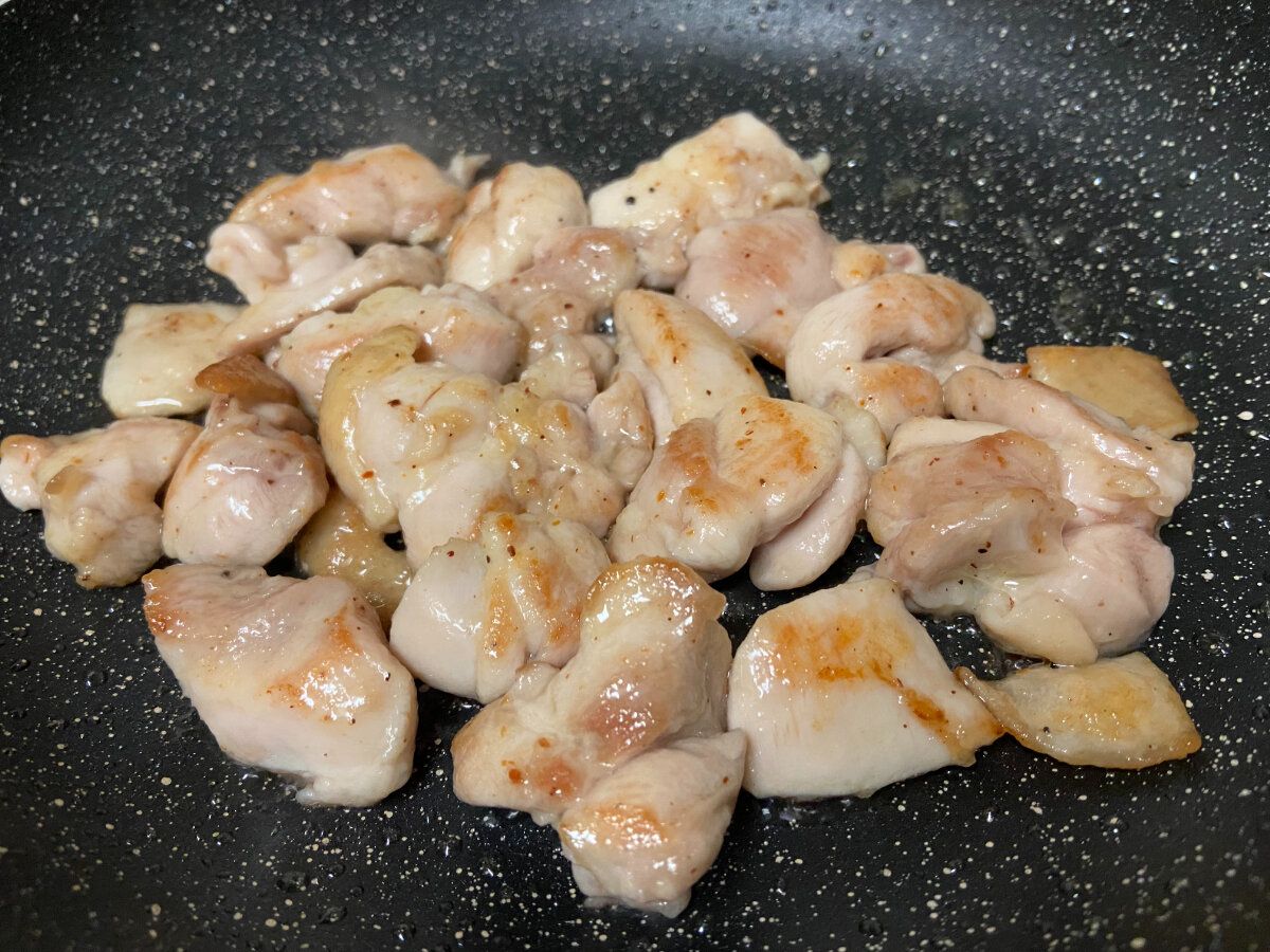 鶏肉を炒める