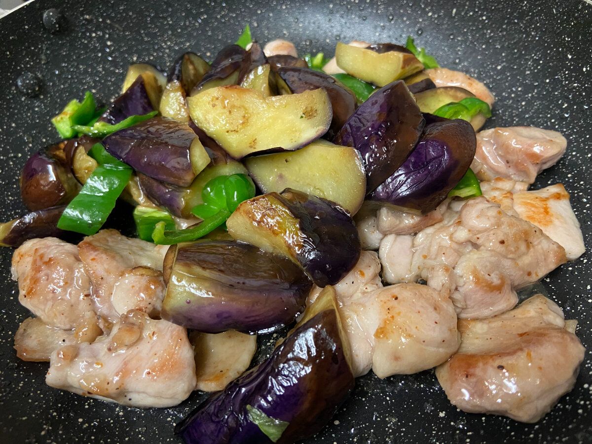 なすとピーマンを加える