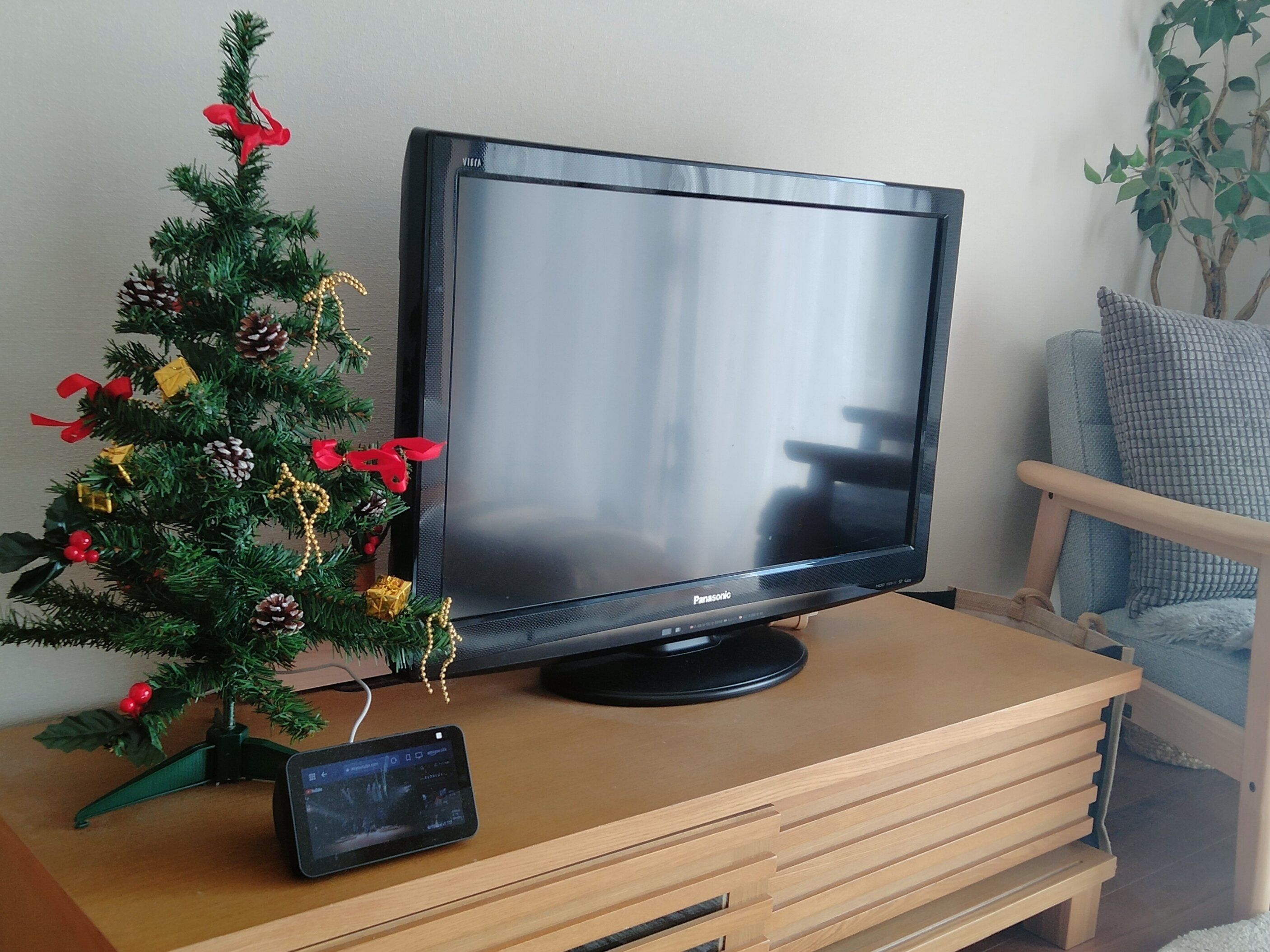 テレビ横のクリスマスツリー