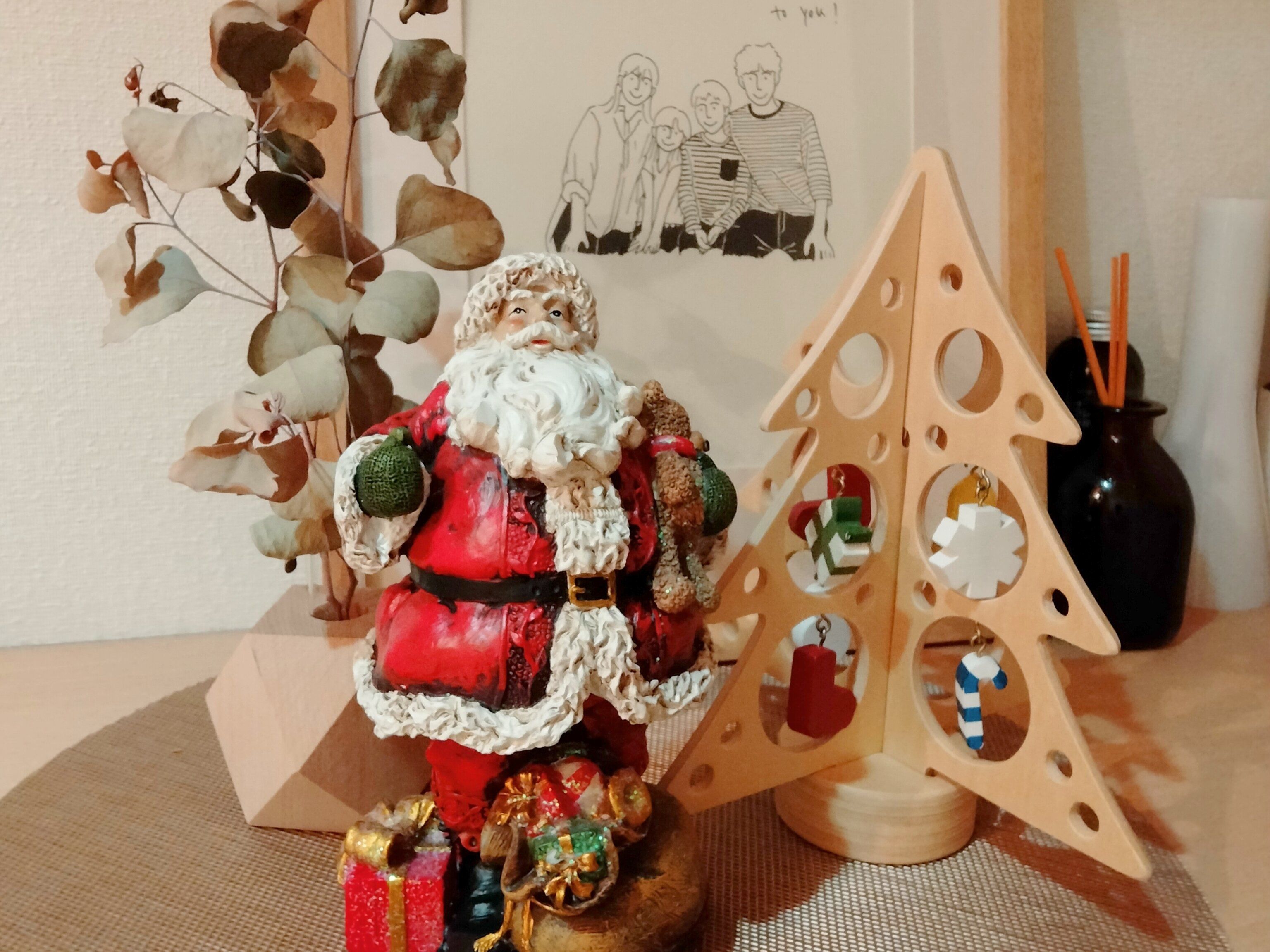 サンタの置物と木製ミニツリー