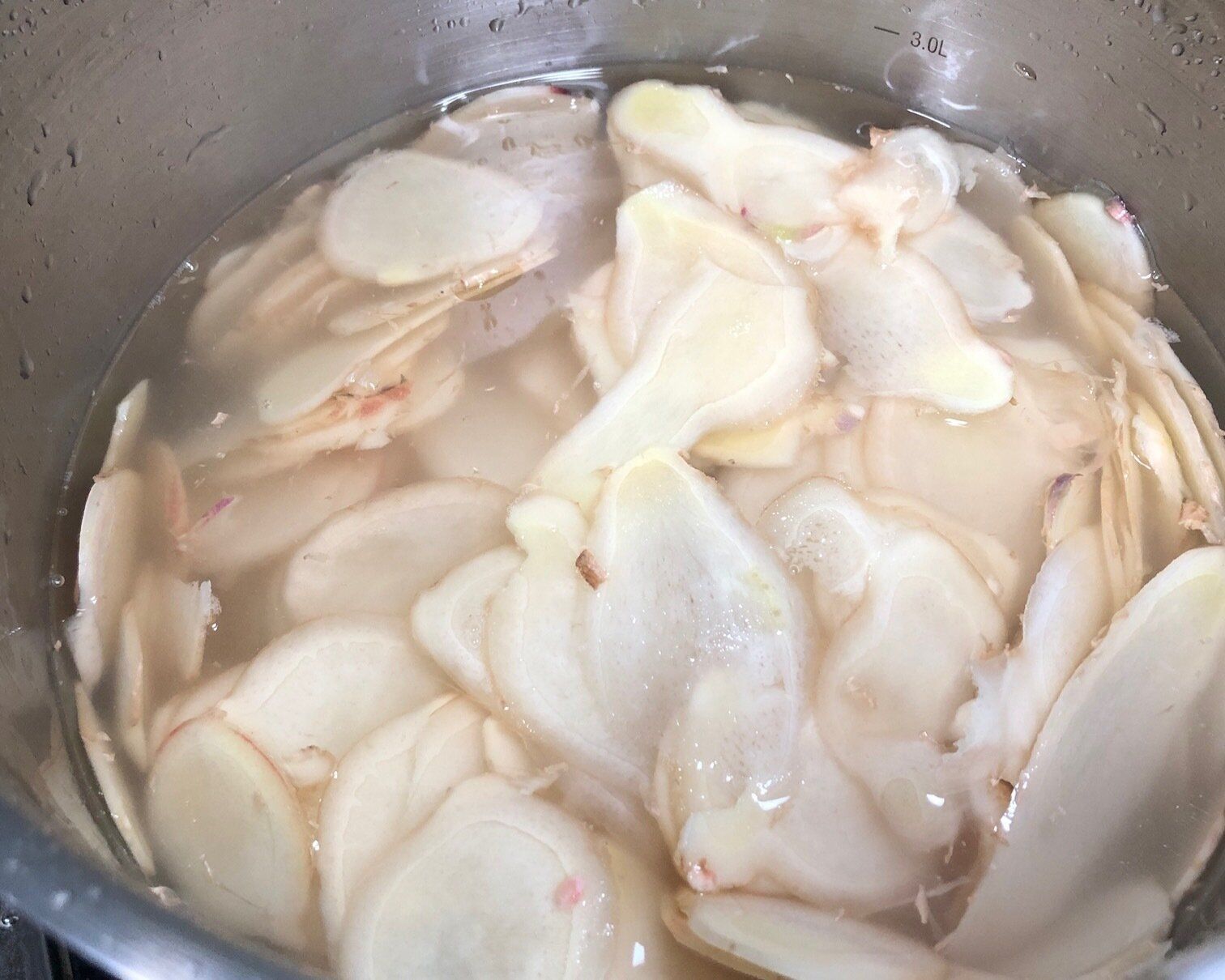 生姜の薄切りに水を加える