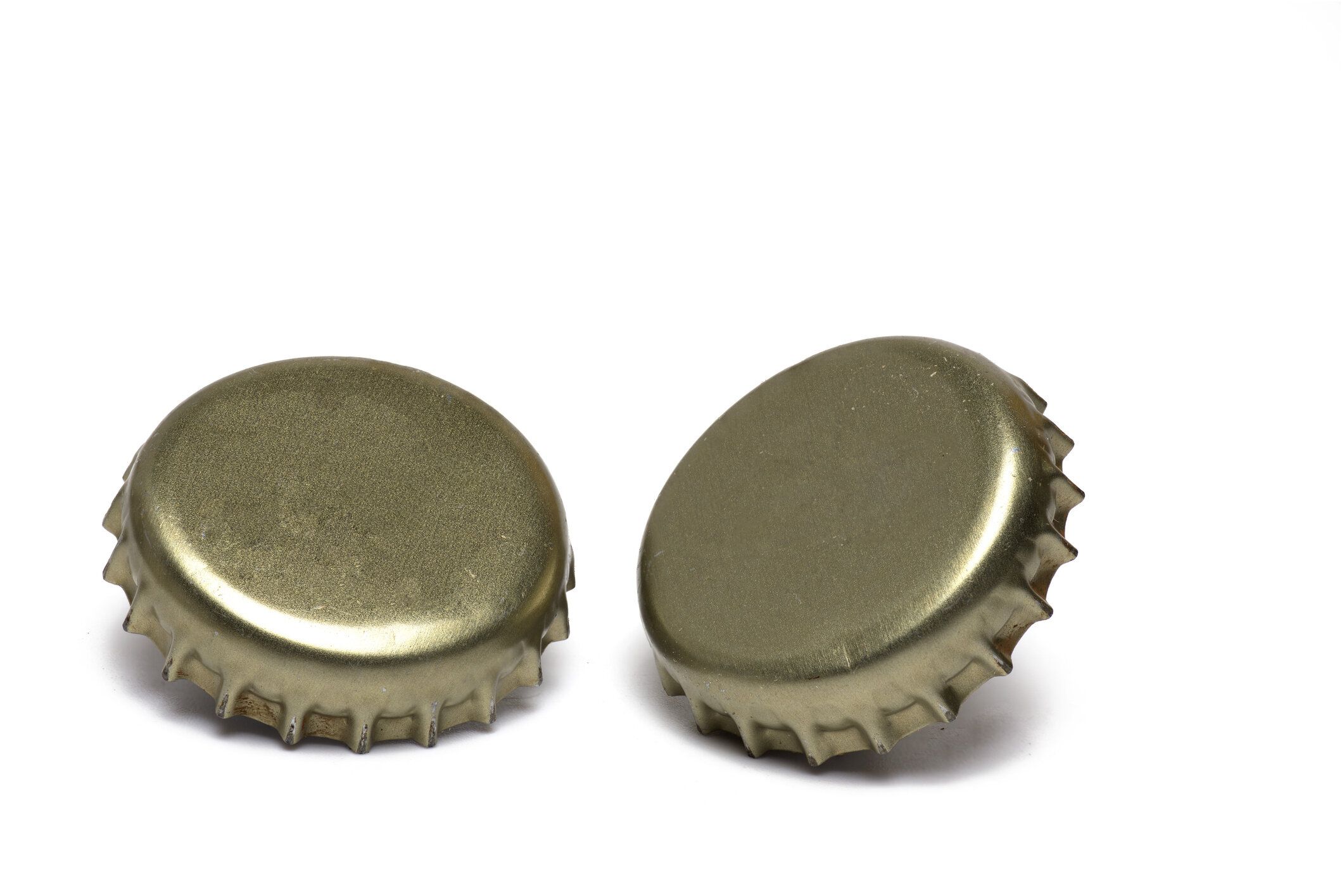 わずかに立っている2つの金色の王冠コルクをクローズアップ