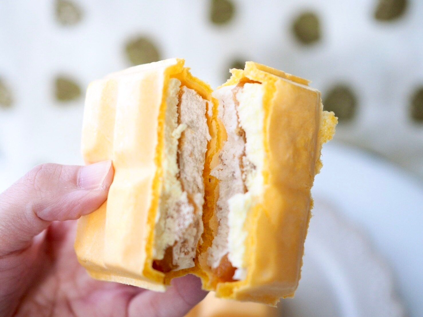 シャトレーゼ「DESSERTモナカ　シナモン香るふじりんごのタルト」断面写真