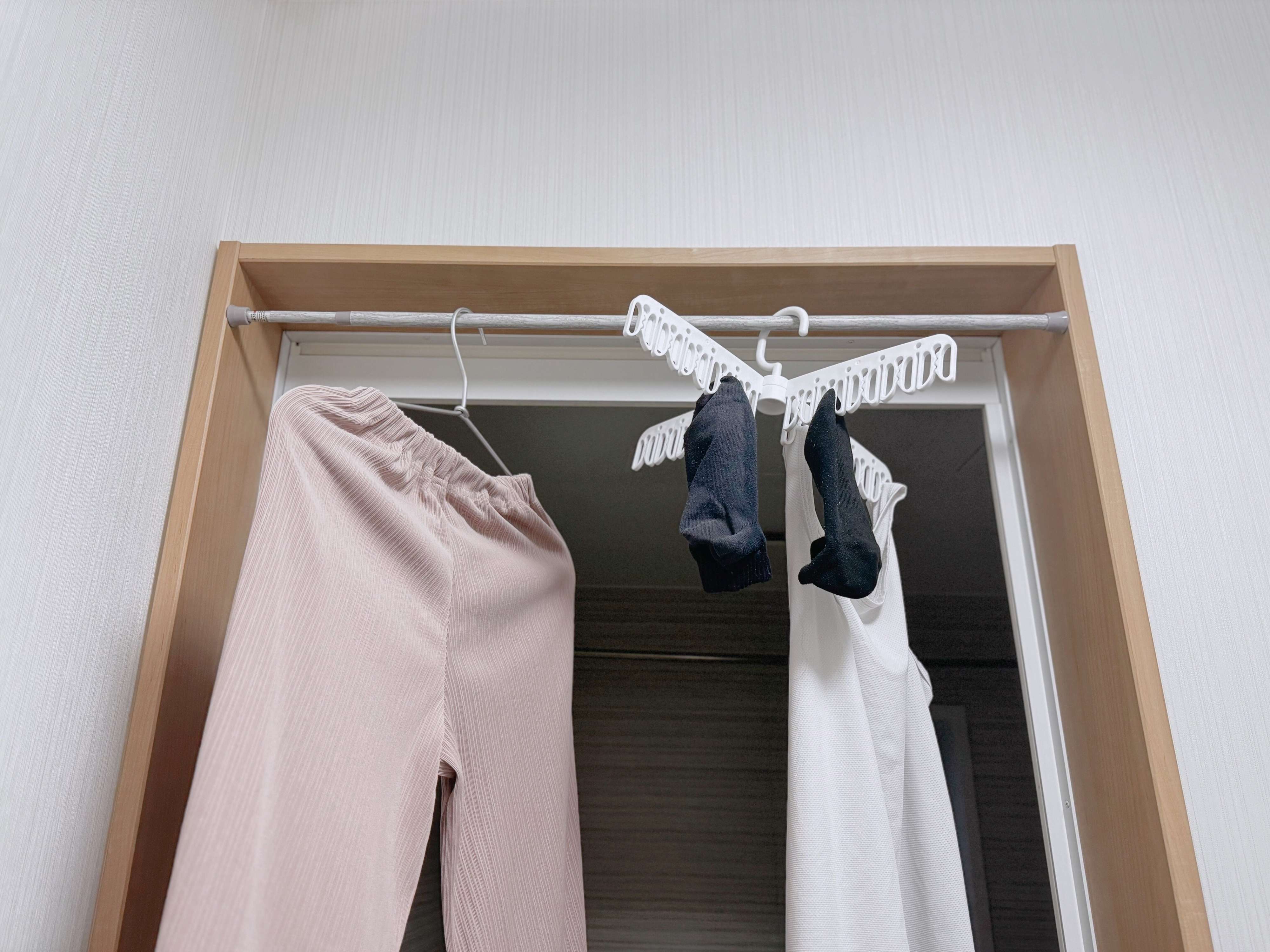 【ダイソー】110円で劇的に便利になる！お風呂のドア枠につっぱり棒をつけてみて！