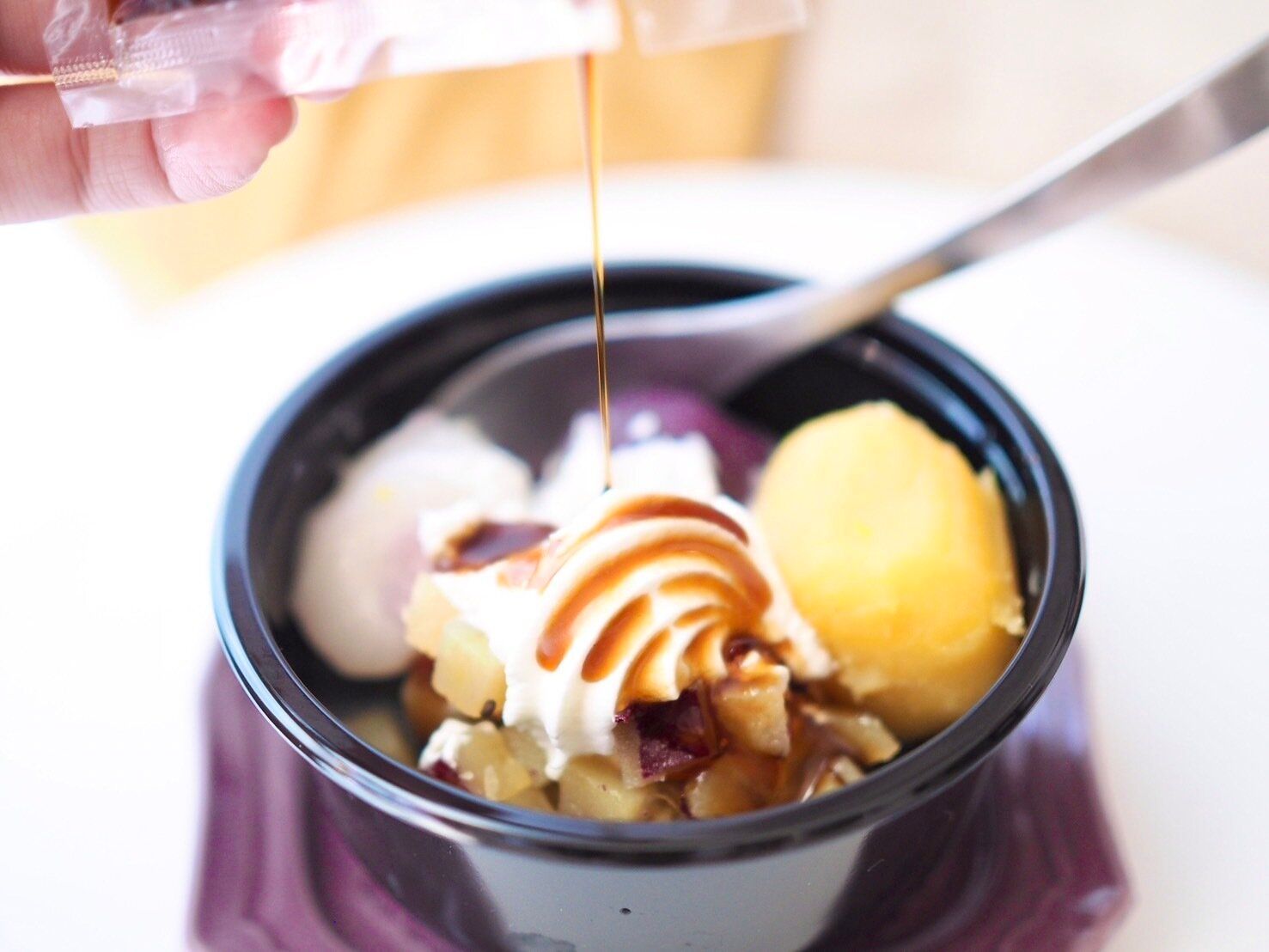 シャトレーゼ「お芋づくしのクリームあんみつ」黒蜜かけ写真