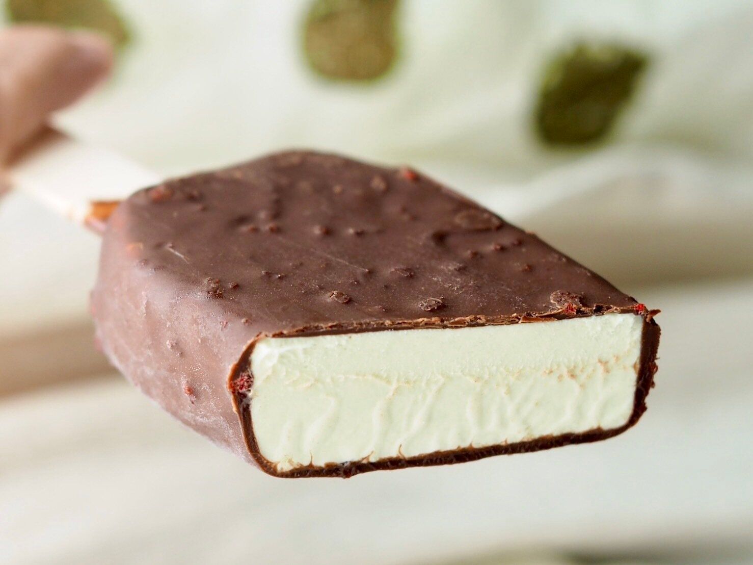 シャトレーゼ「ピュルテ ピスタチオ&スイートチョコ」断面写真