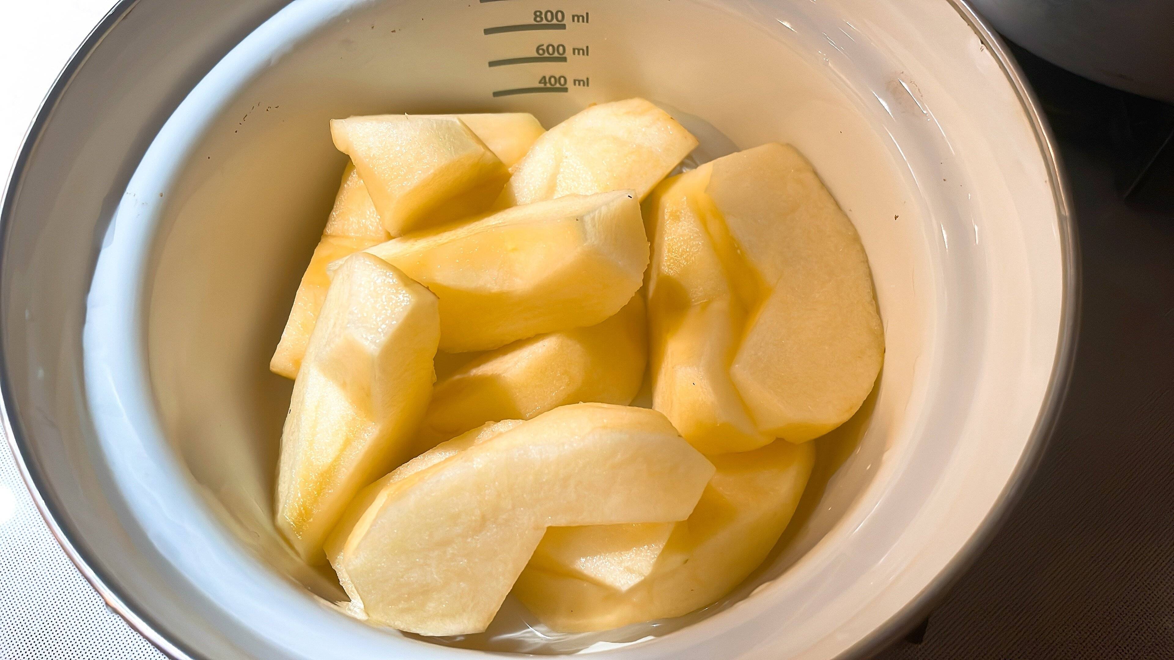 りんごをカットする