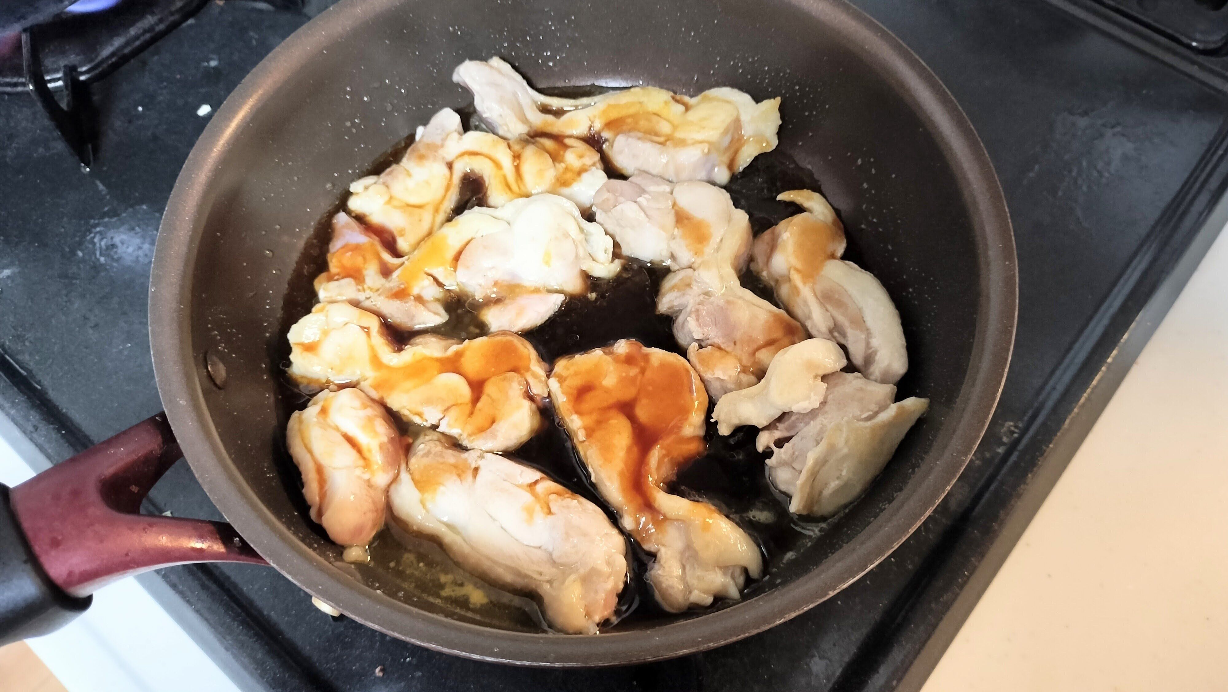 鶏肉に味付けする