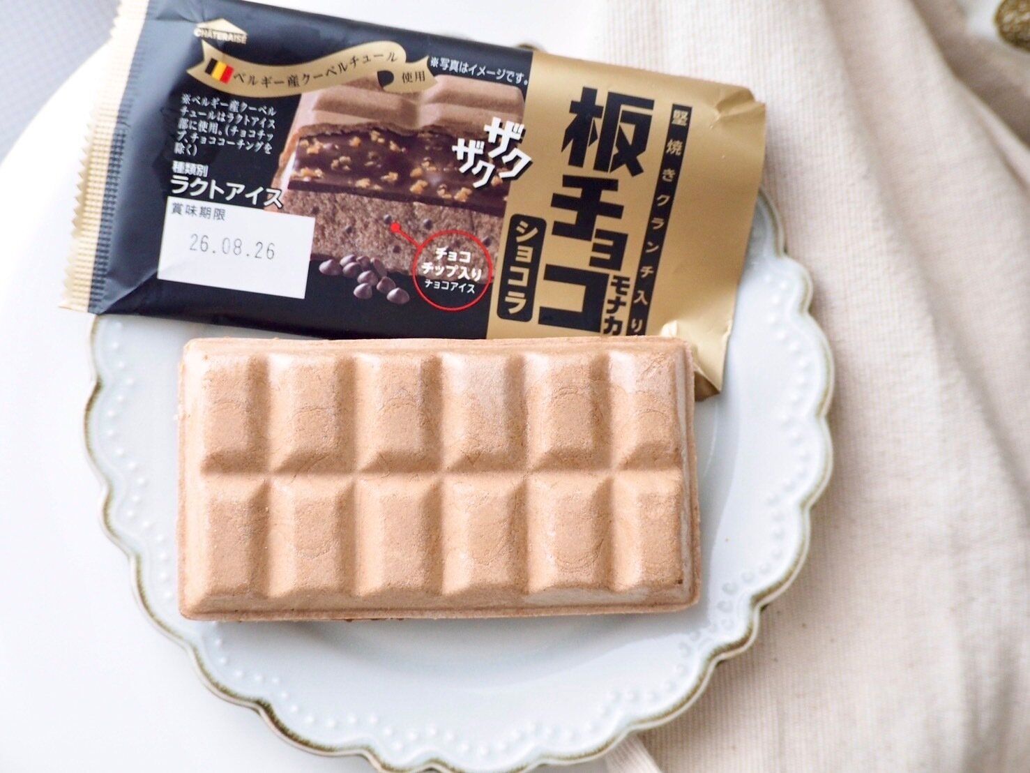 シャトレーゼ「堅焼きクランチ入り 板チョコモナカ ショコラ」商品写真