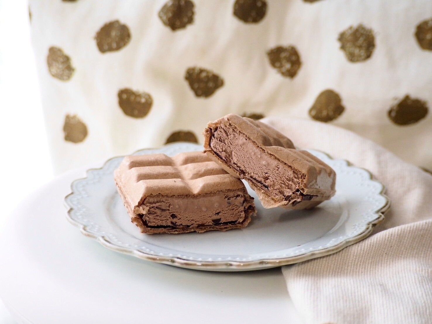 シャトレーゼ「堅焼きクランチ入り 板チョコモナカ ショコラ」断面写真