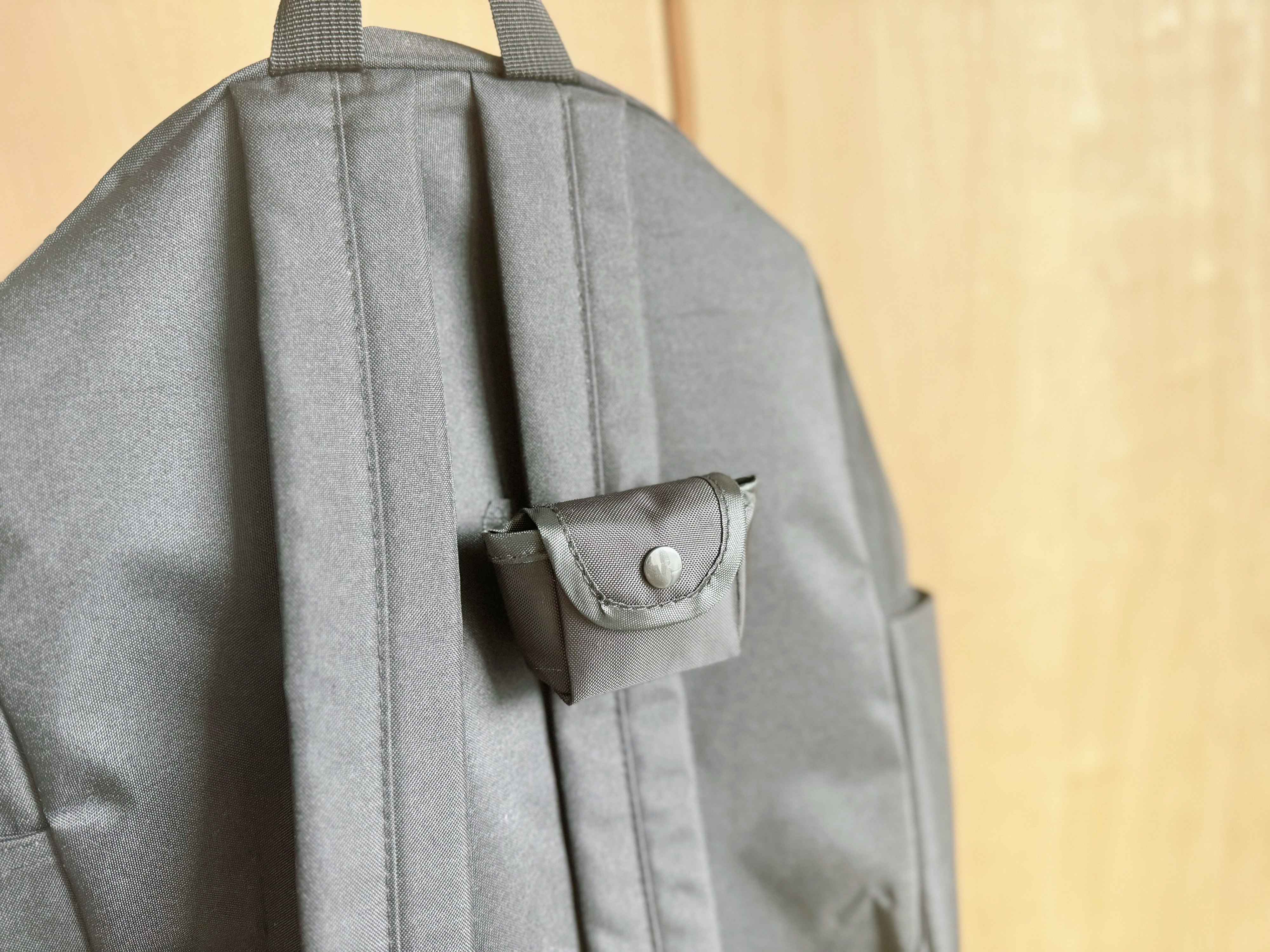 2．ワイヤレスイヤホンケースホルダー