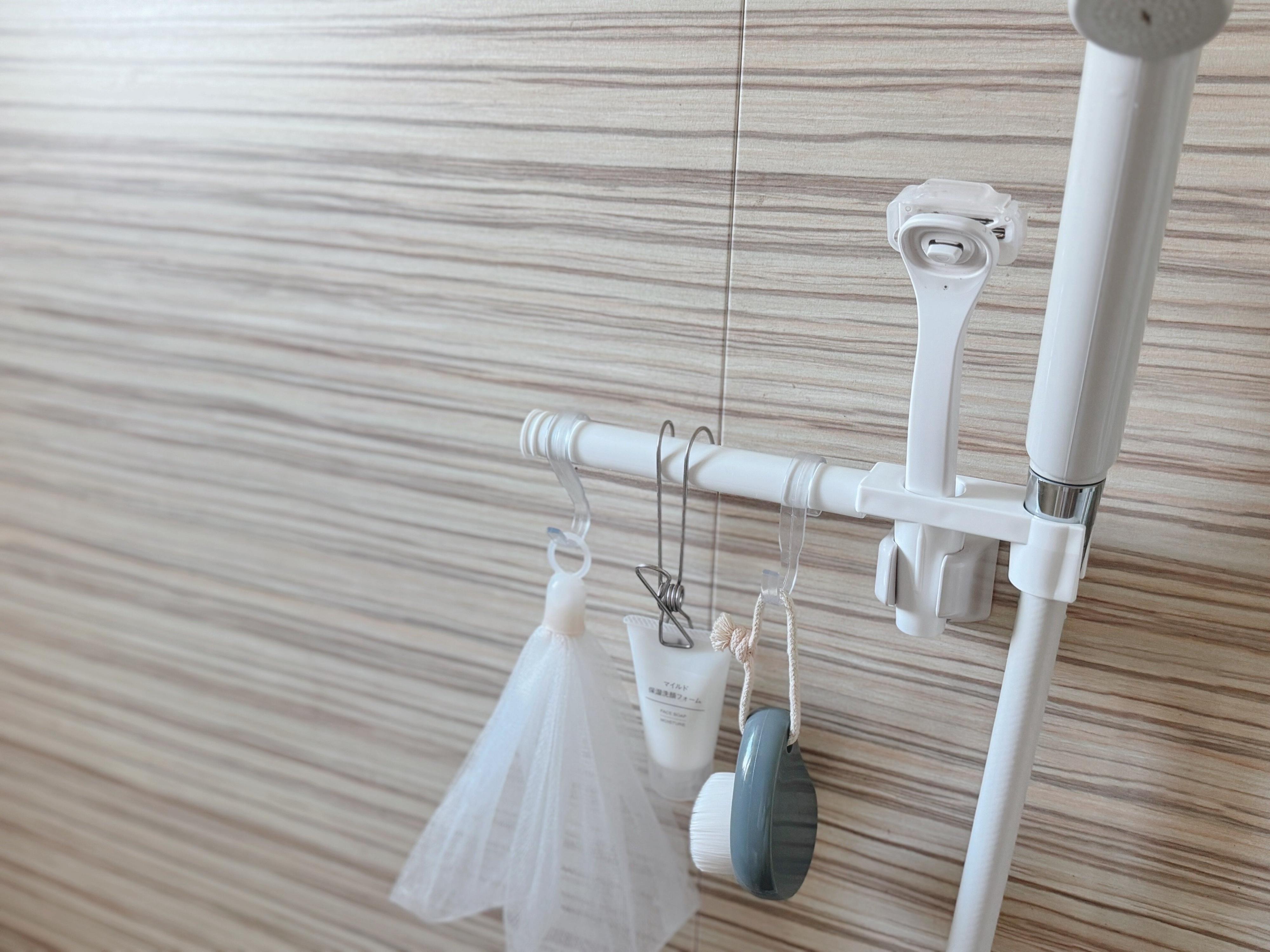 設置方法はシャワーホルダーに差し込むだけ！