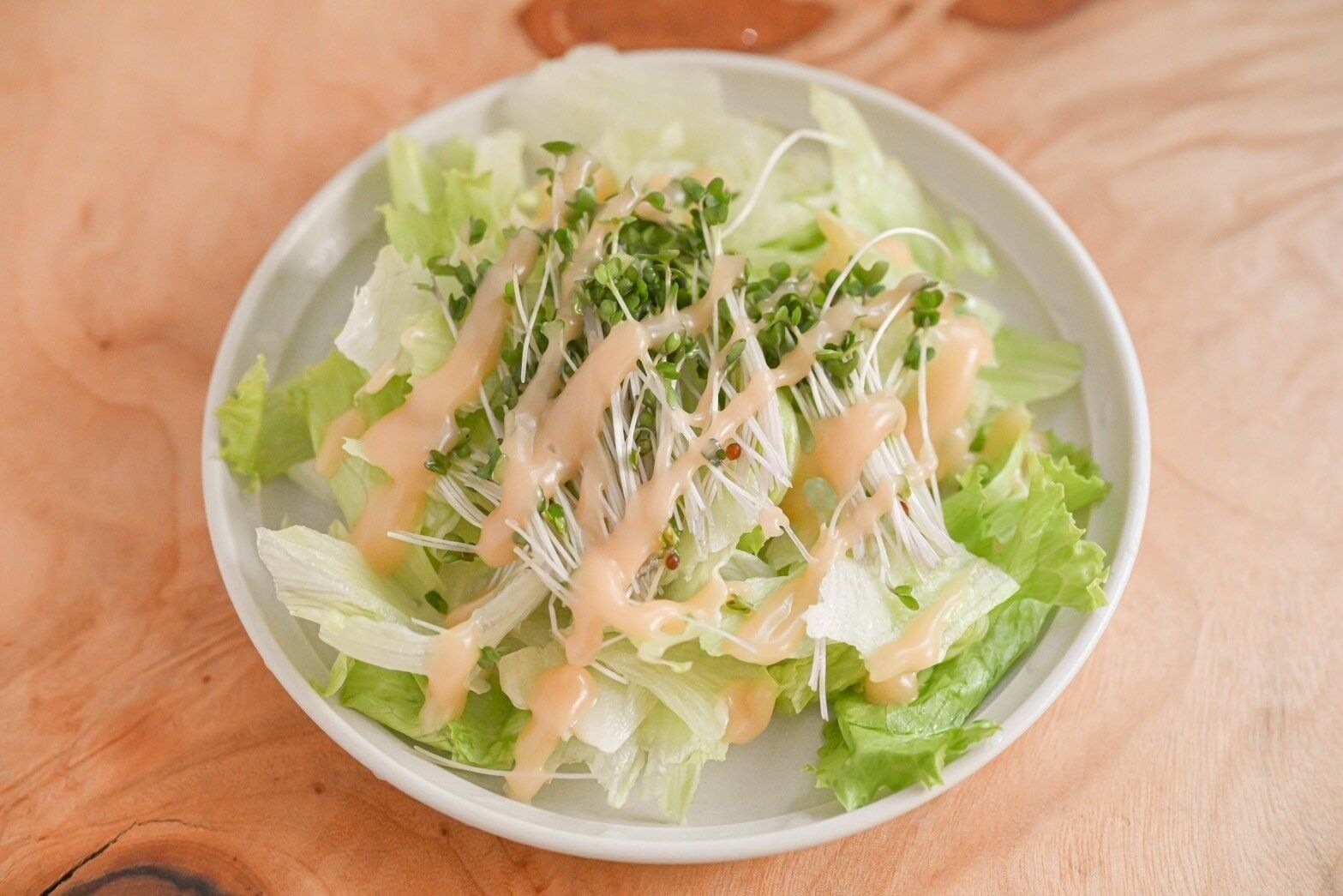 皿にのったサラダ