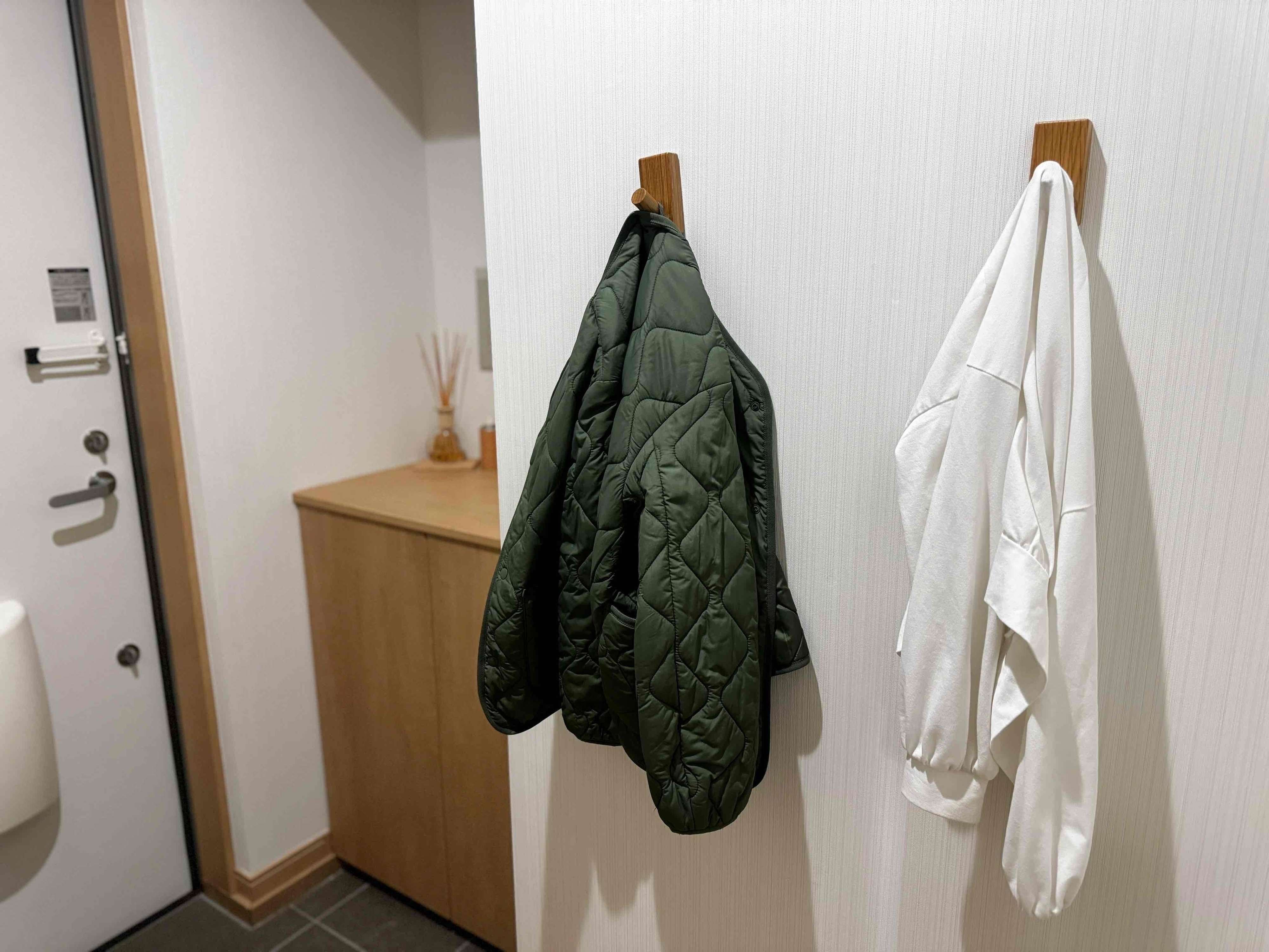 1．「壁に付けられる家具フック」でアウター収納に