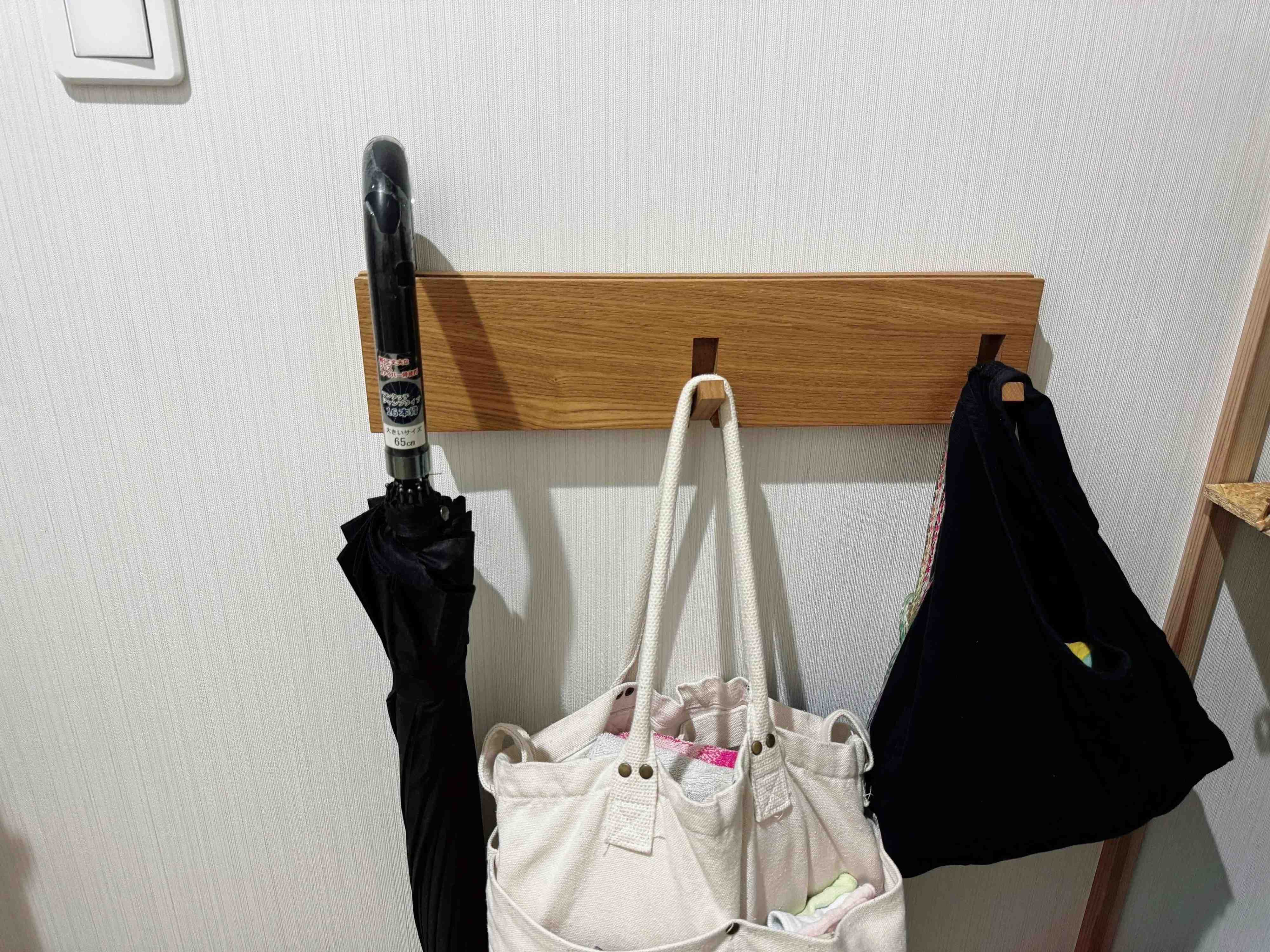2．「壁に付けられる家具3連ハンガー」で小物を収納