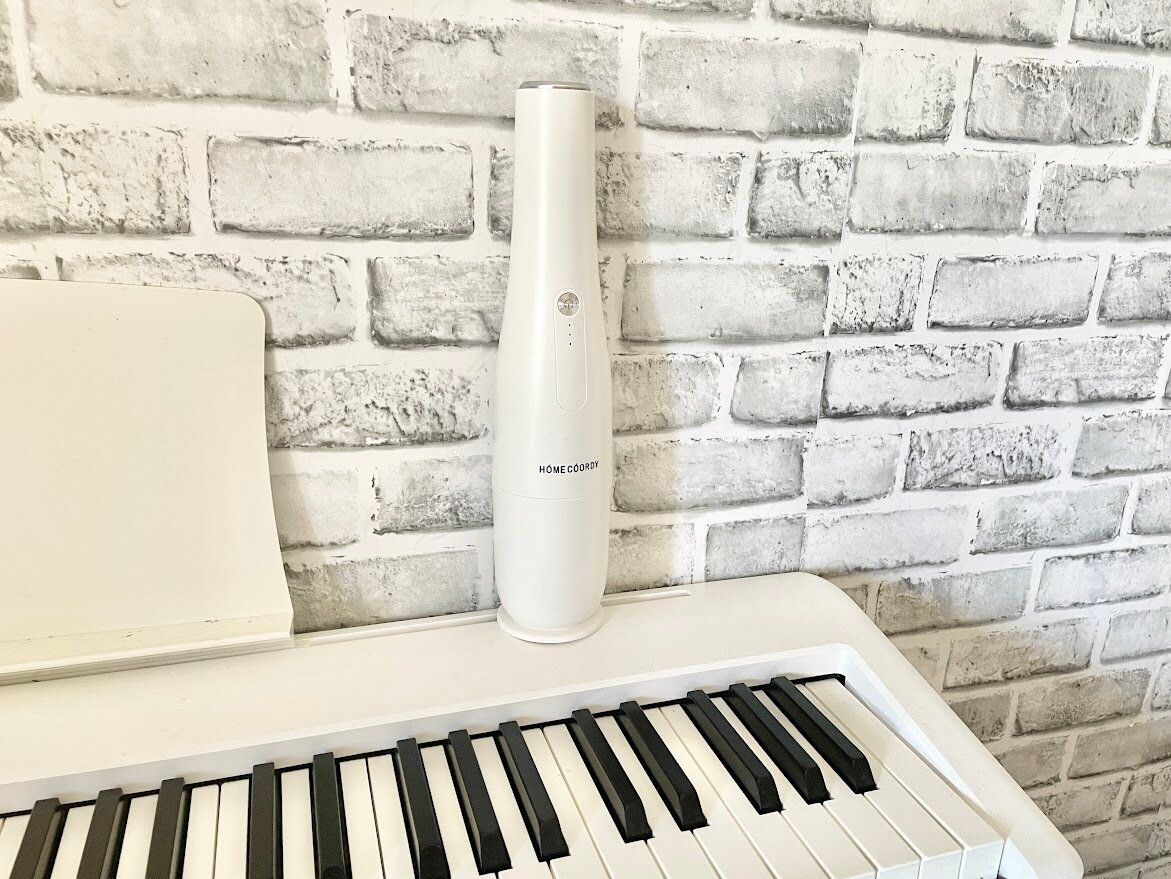 ホームコーディのハンディクリーナーをピアノの上に置いたところ