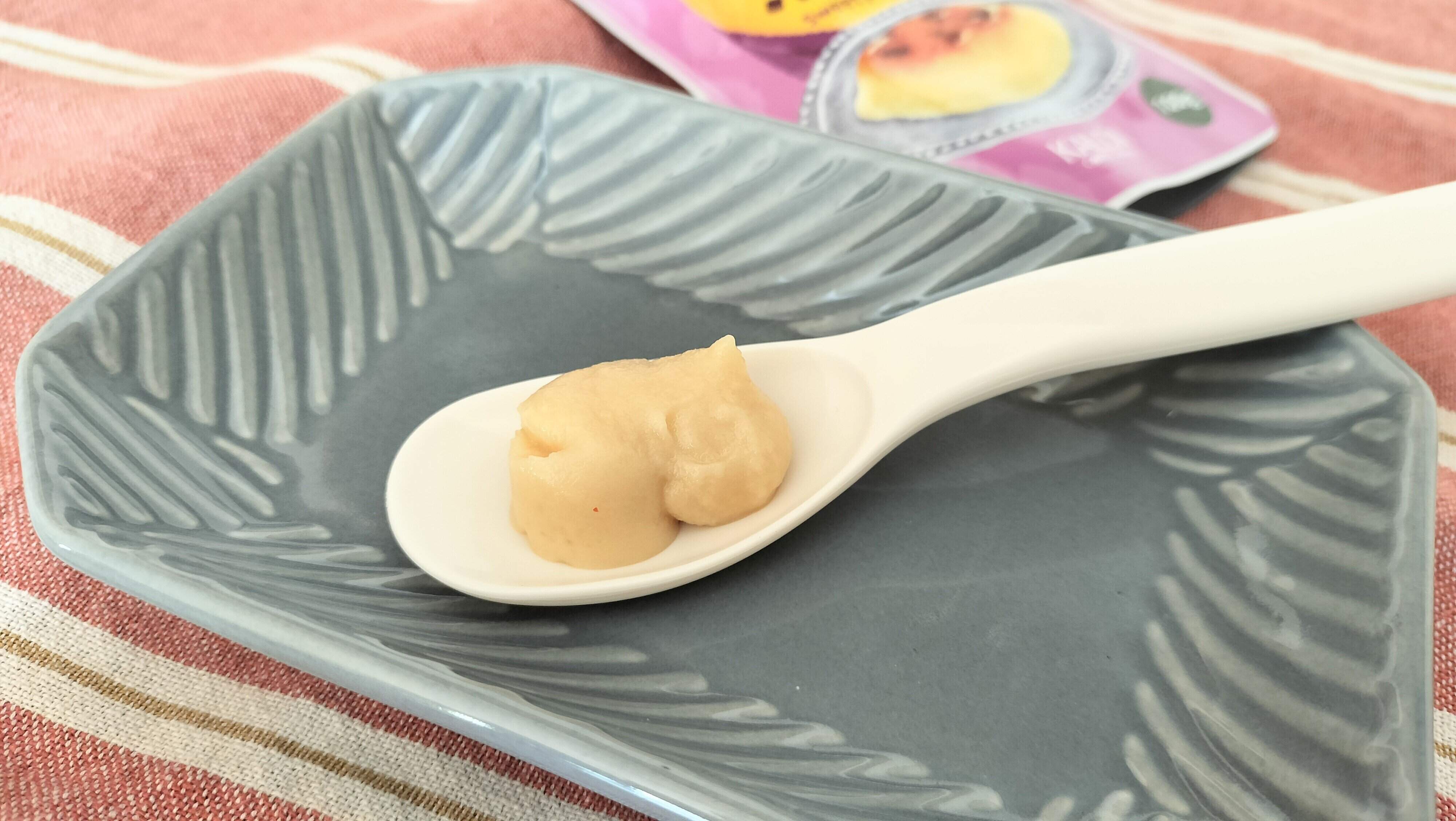 飲めるスイートポテトをスプーンに取り出した様子