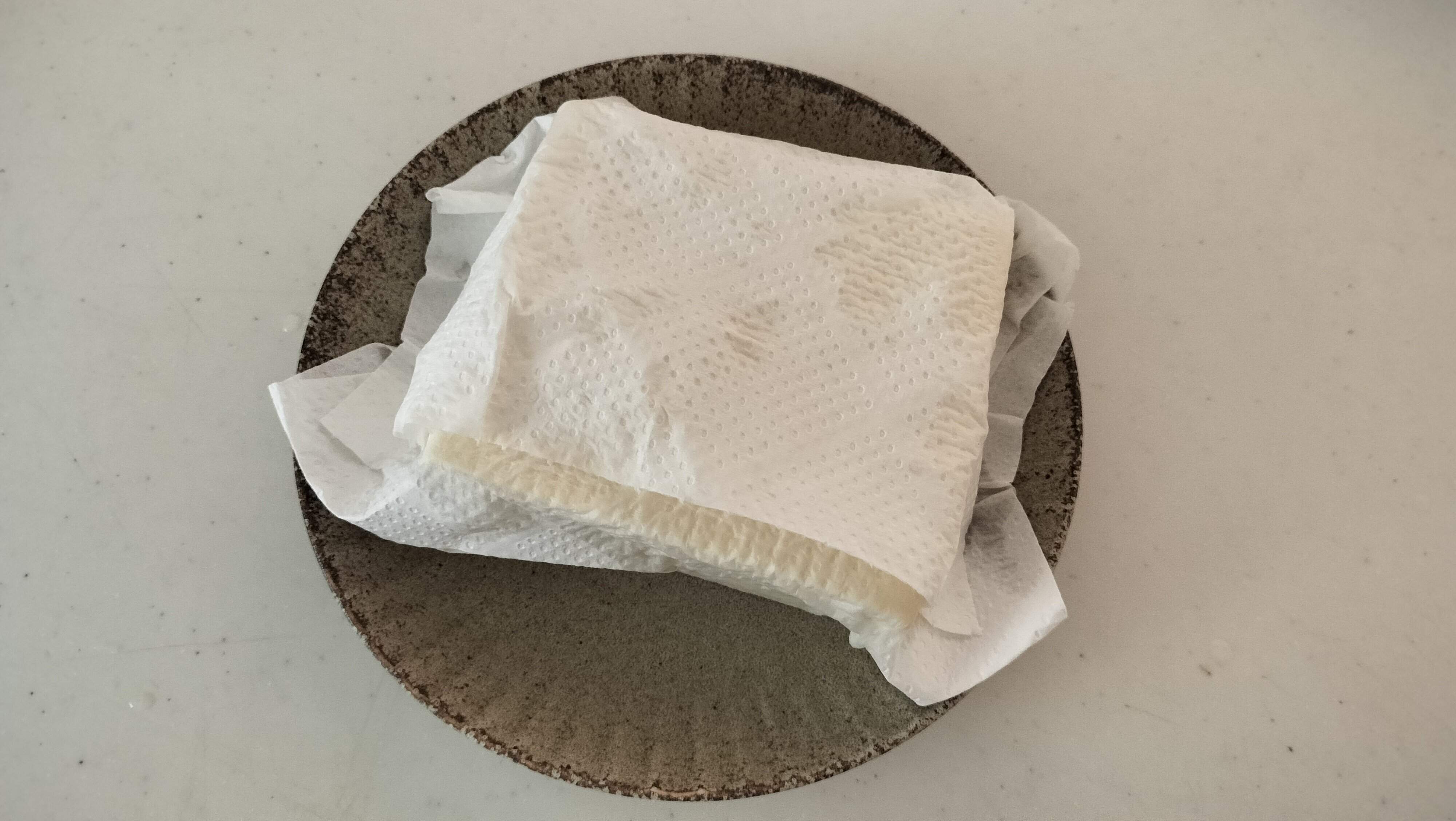 豆腐をキッチンペーパーで包んでレンジで加熱する