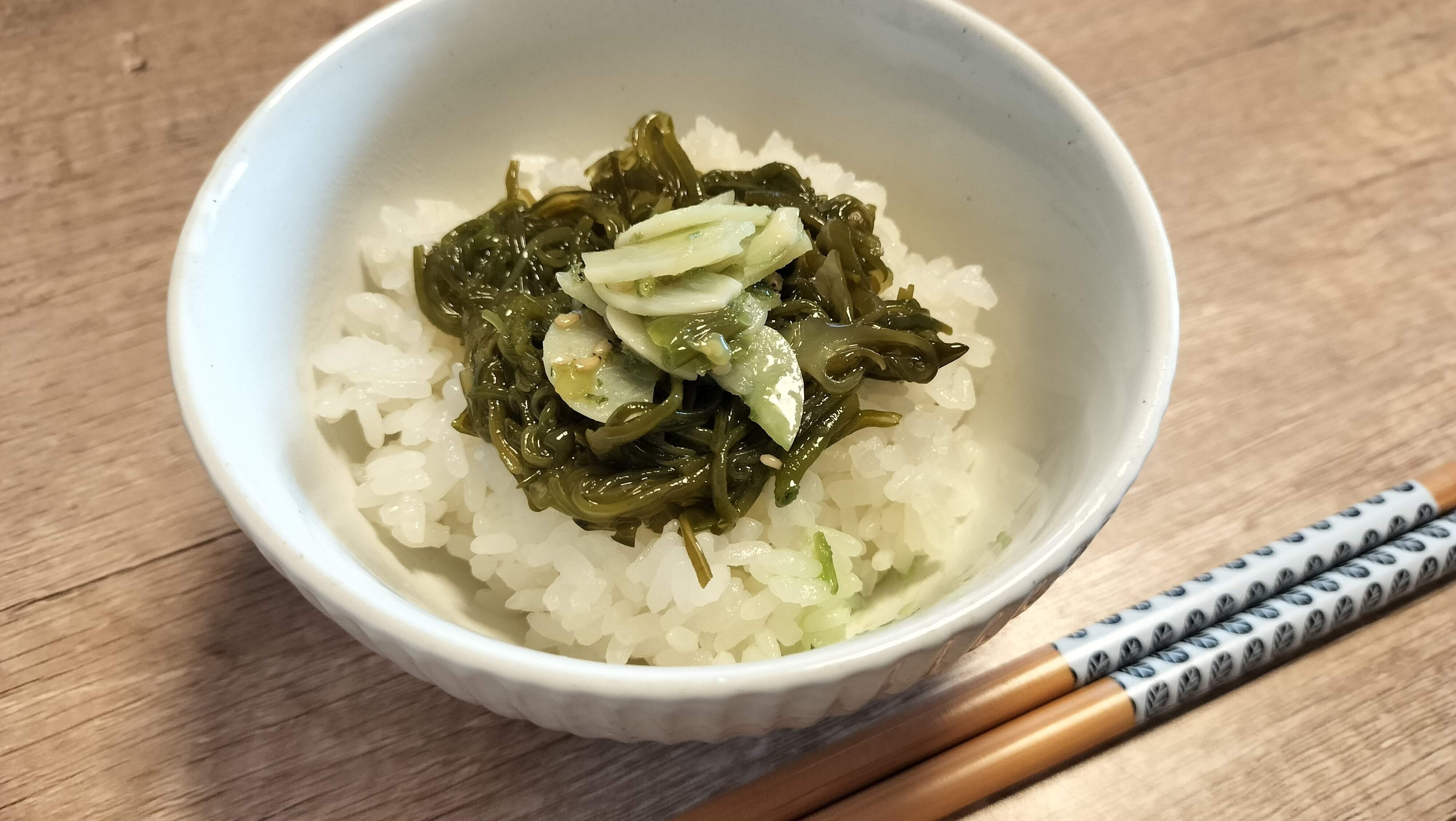 めかぶと青いにんにく辣油ごはん